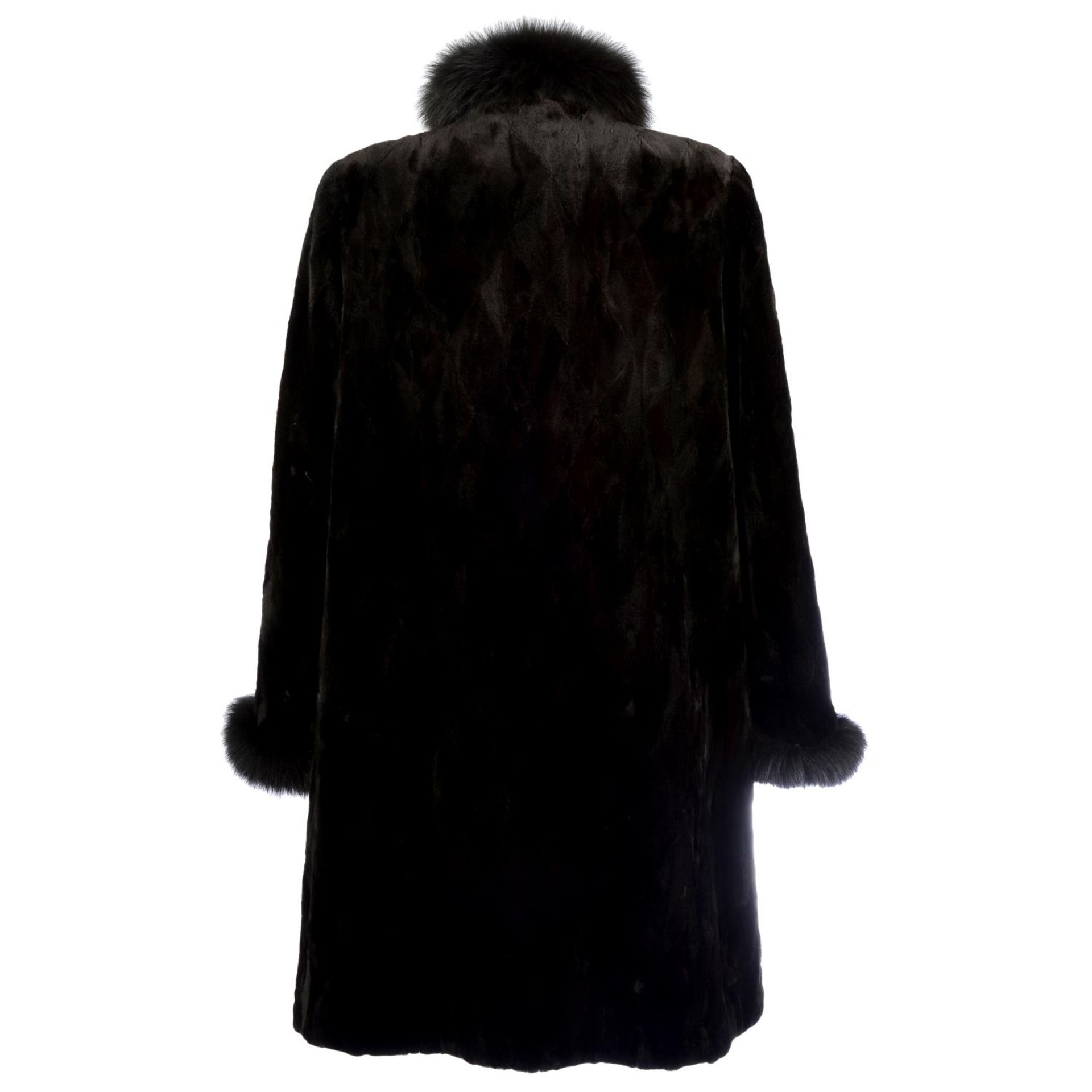 A reversible sheared mink coat with fox fur trim. - Bild 2 aus 4