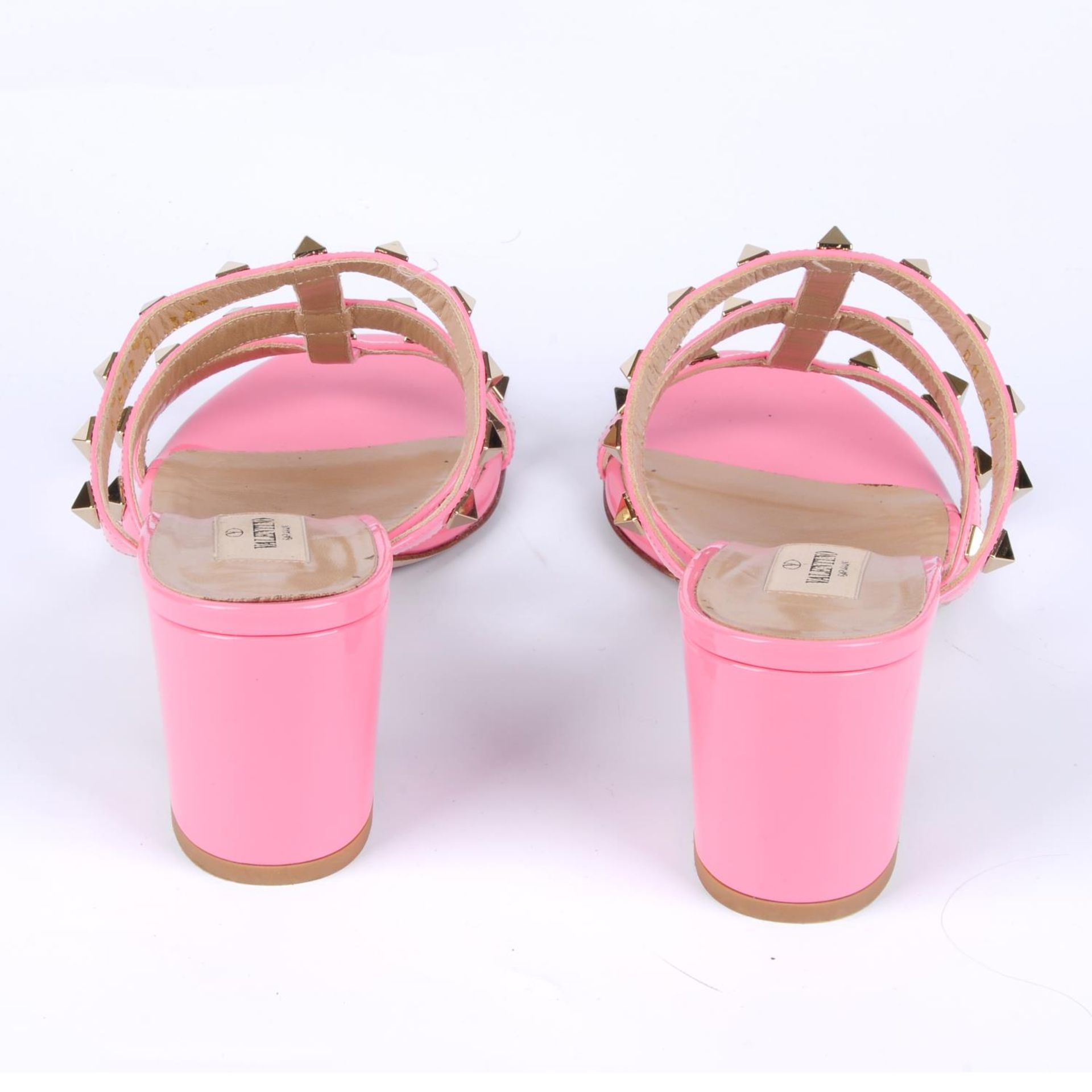 VALENTINO - a pair of pink patent leather Rockstud slip-on sandals. - Bild 2 aus 4