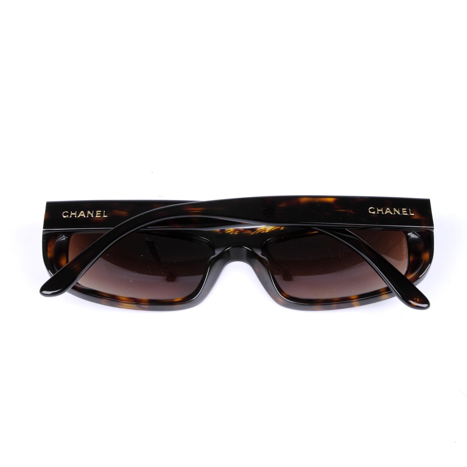 CHANEL - a pair of sunglasses. - Image 2 of 4