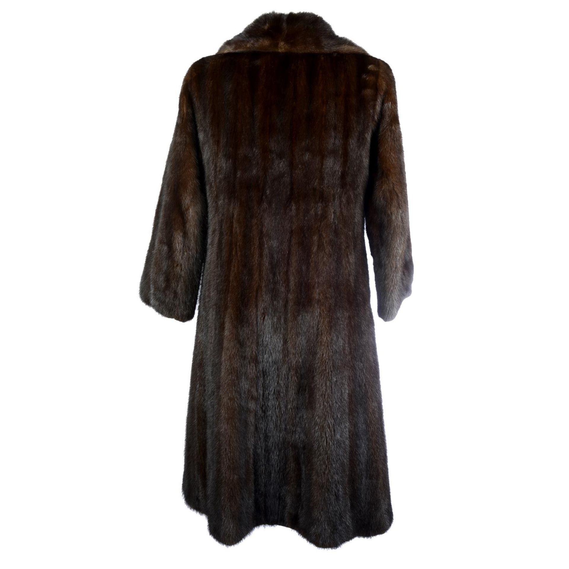 A calf length dark ranch mink coat. - Bild 2 aus 3