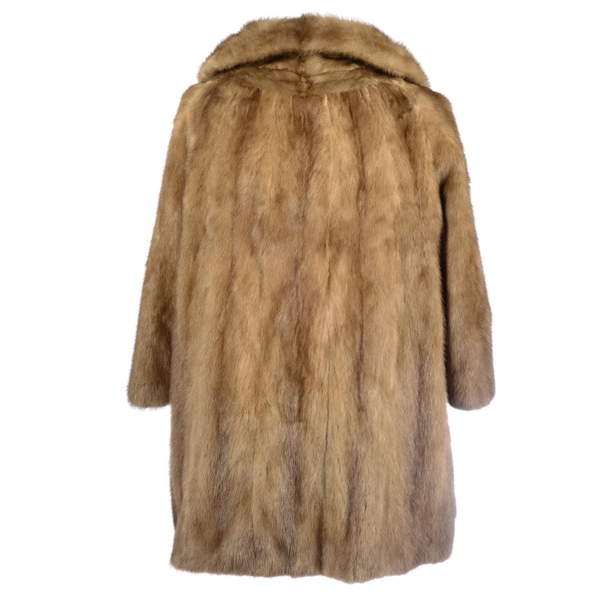 A three-quarter length pastel mink coat. - Bild 2 aus 2