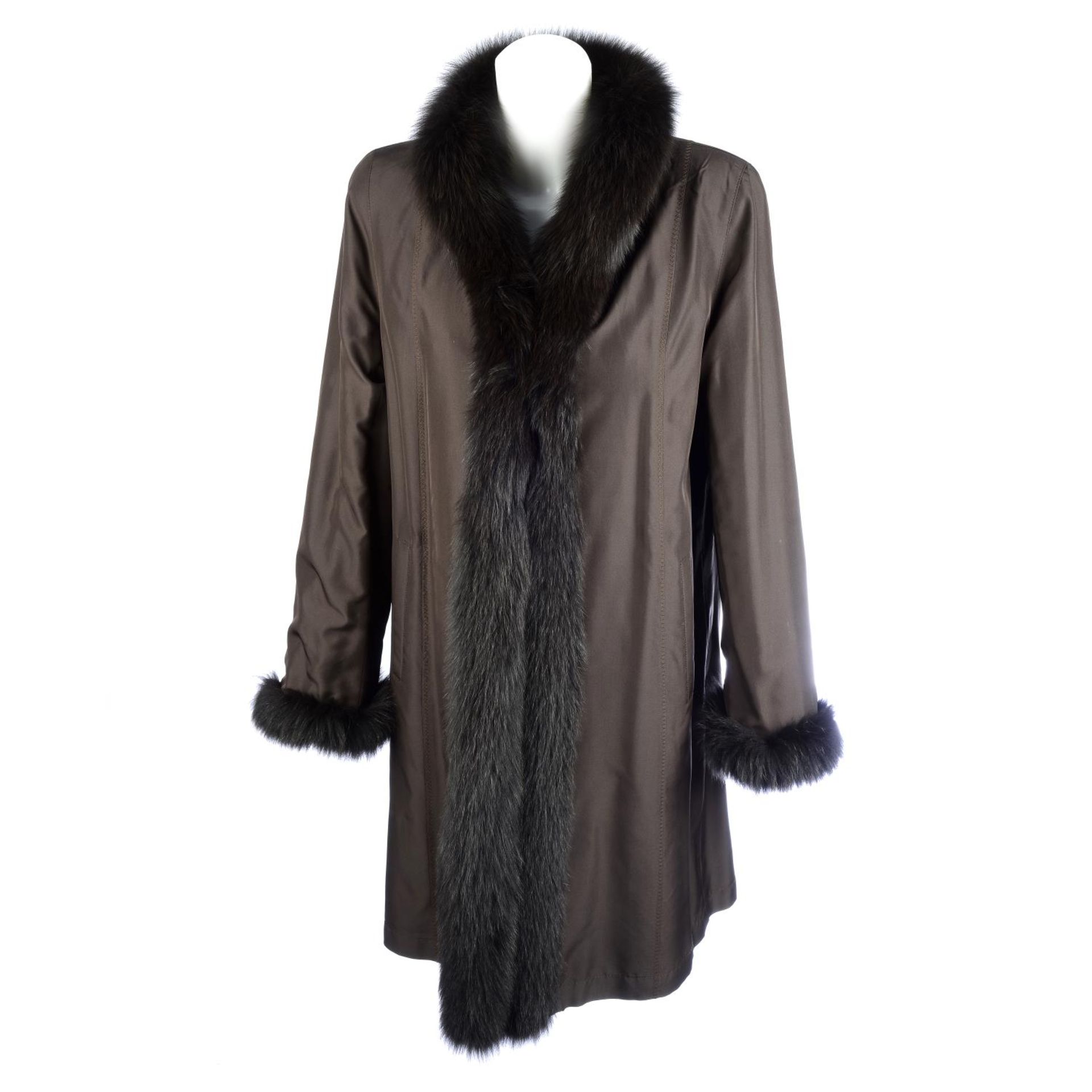 A reversible sheared mink coat with fox fur trim. - Bild 4 aus 4