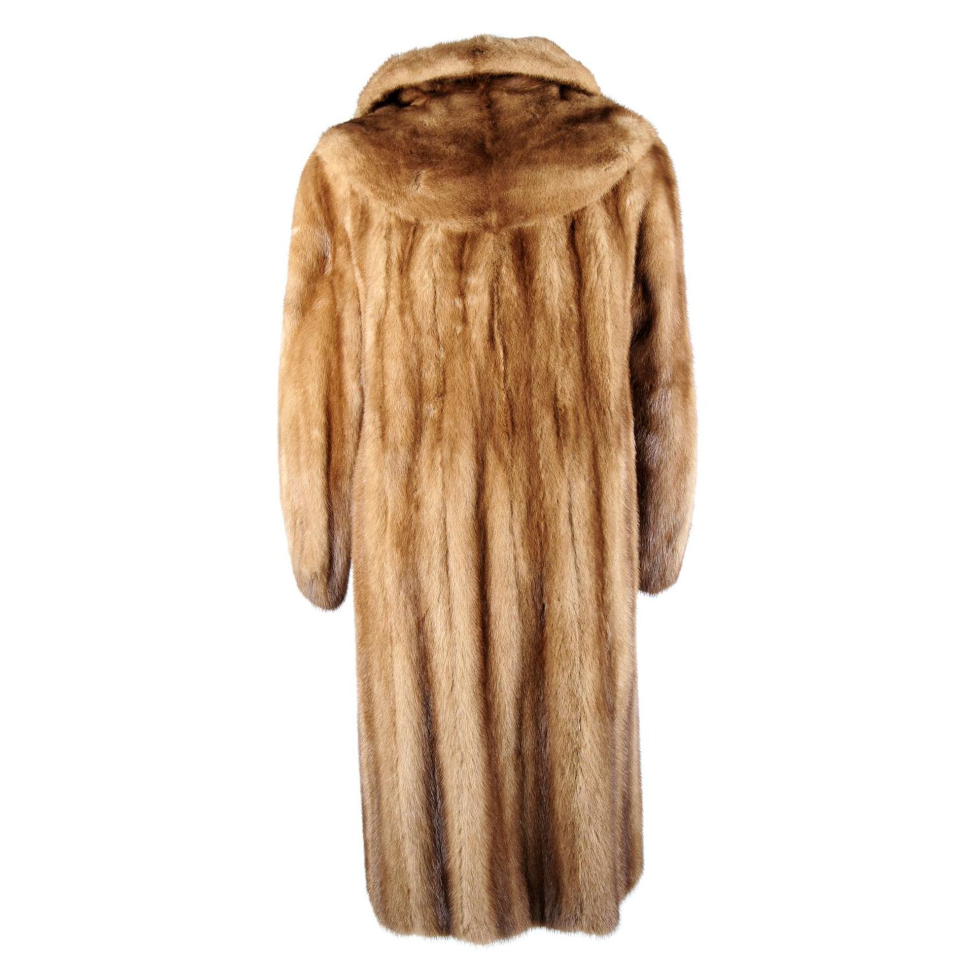 A knee-length pastel mink coat. - Bild 2 aus 2