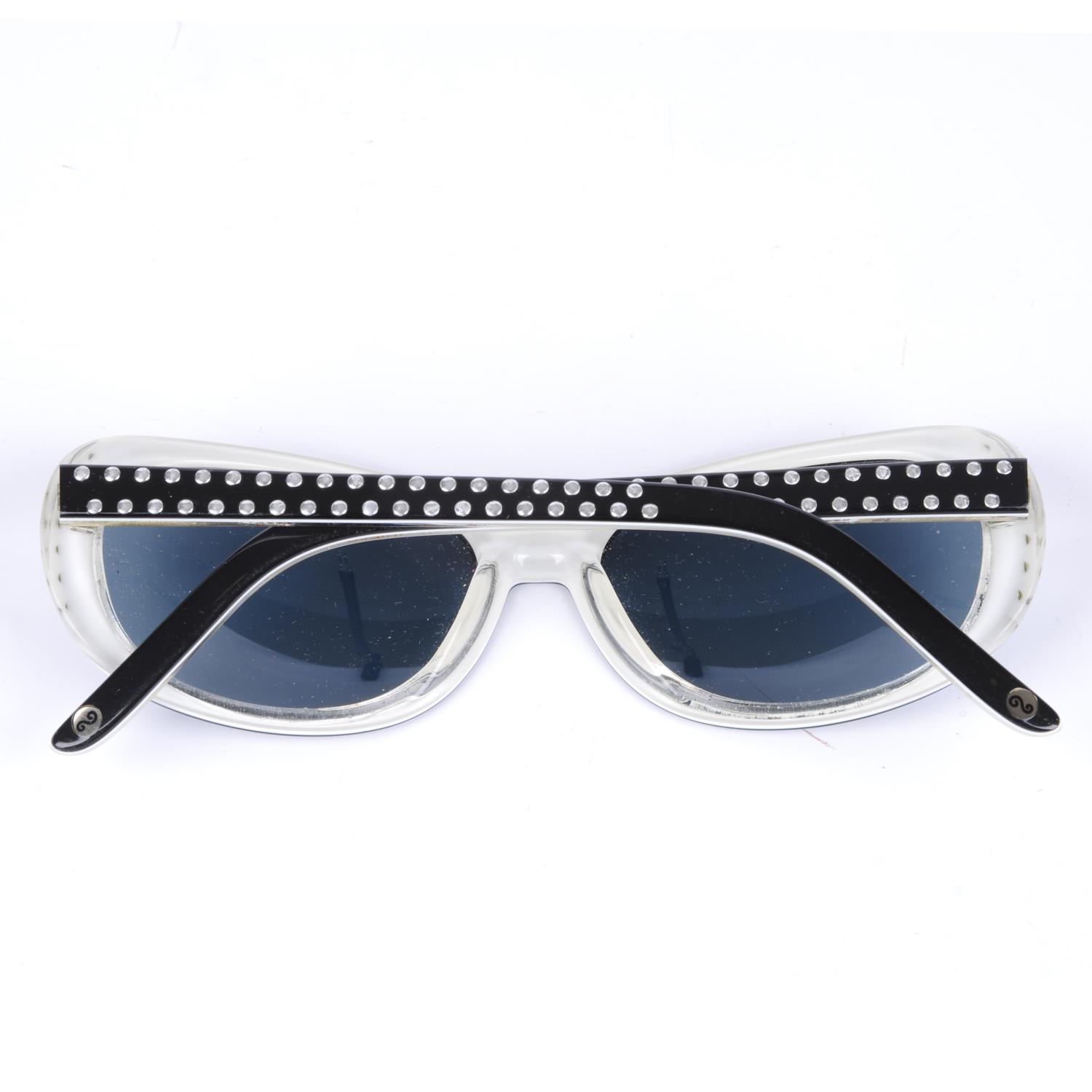 LULU GUINNESS - a pair of polarized sunglasses. - Image 2 of 3