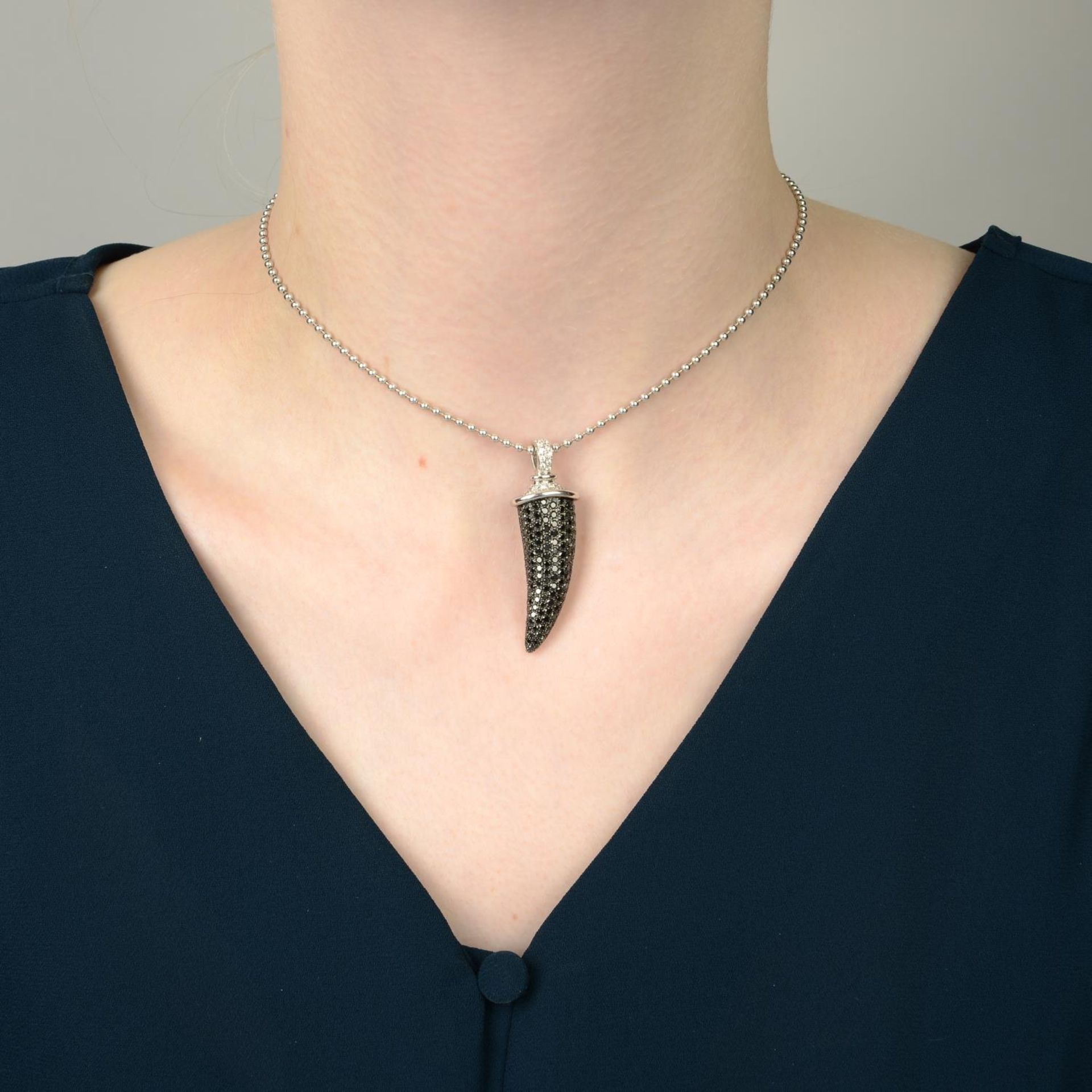 An 18ct gold diamond and black diamond 'Horn' pendant, - Bild 3 aus 5