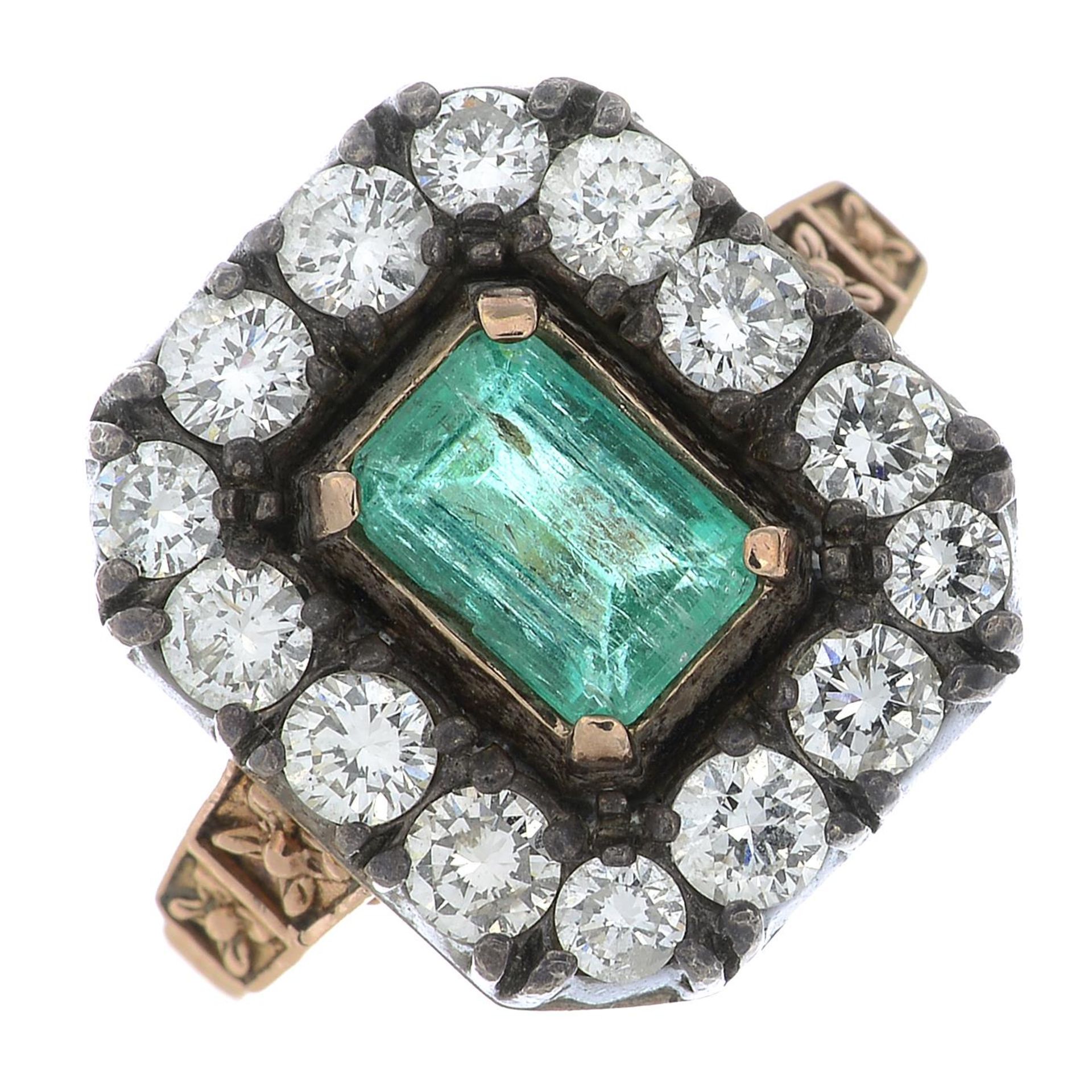 An emerald and brilliant-cut diamond cluster ring. - Bild 4 aus 5