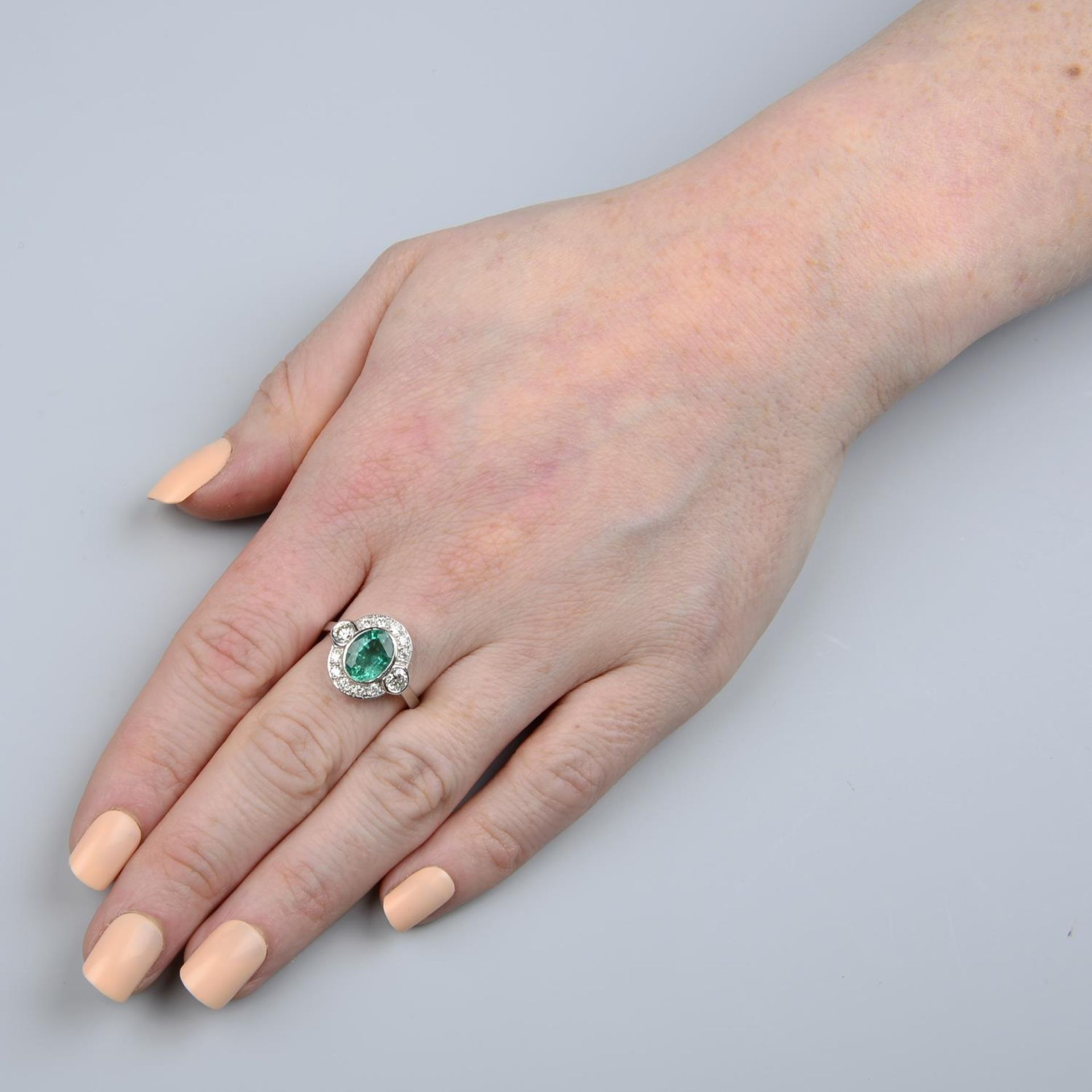 An emerald and brilliant-cut diamond cluster ring.Emerald calculated weight 1.48cts, - Image 5 of 5