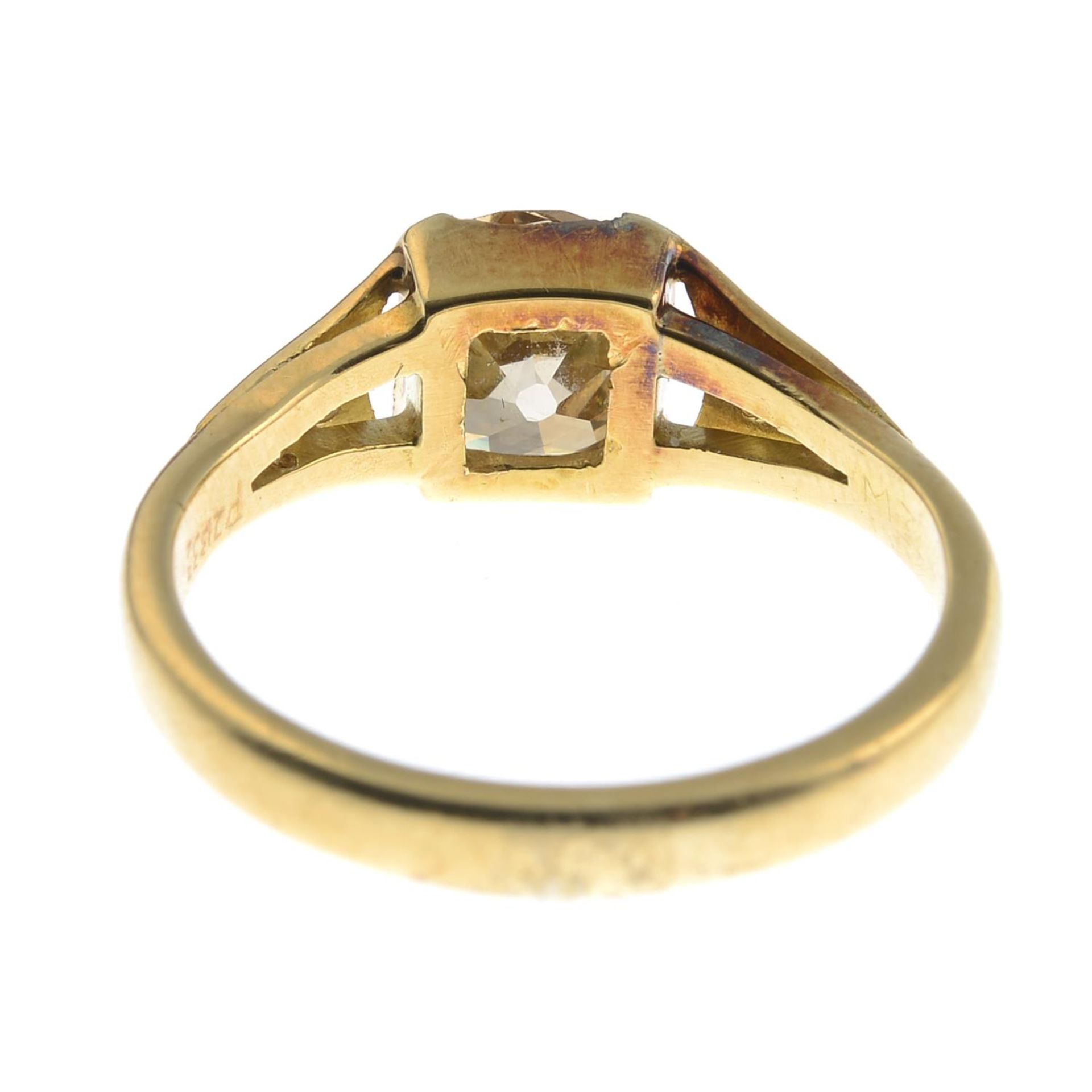 An old-cut 'brown' diamond single-stone ring, with diamond shoulders. - Bild 2 aus 5