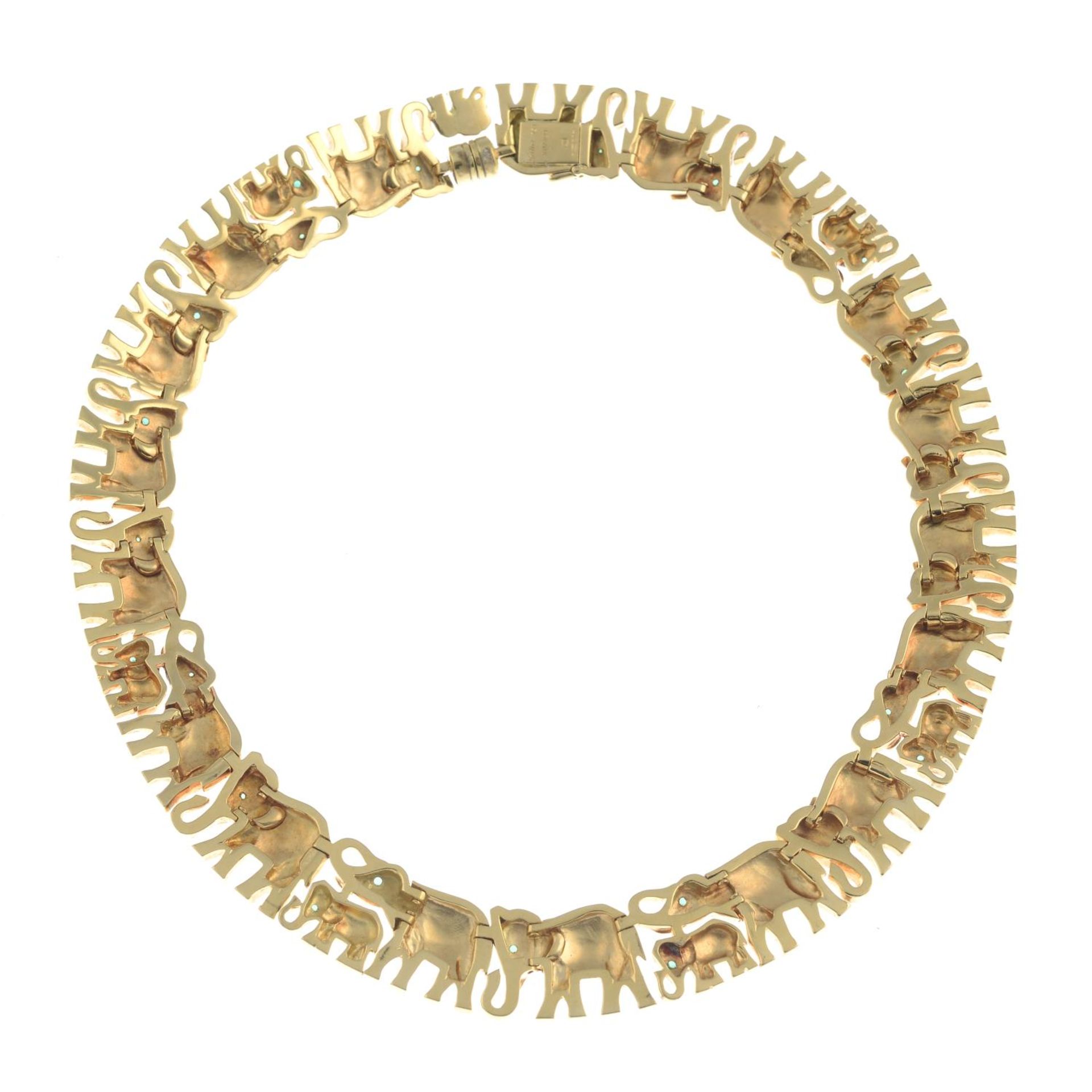 An 18ct gold emerald accent elephant collar, - Bild 3 aus 6