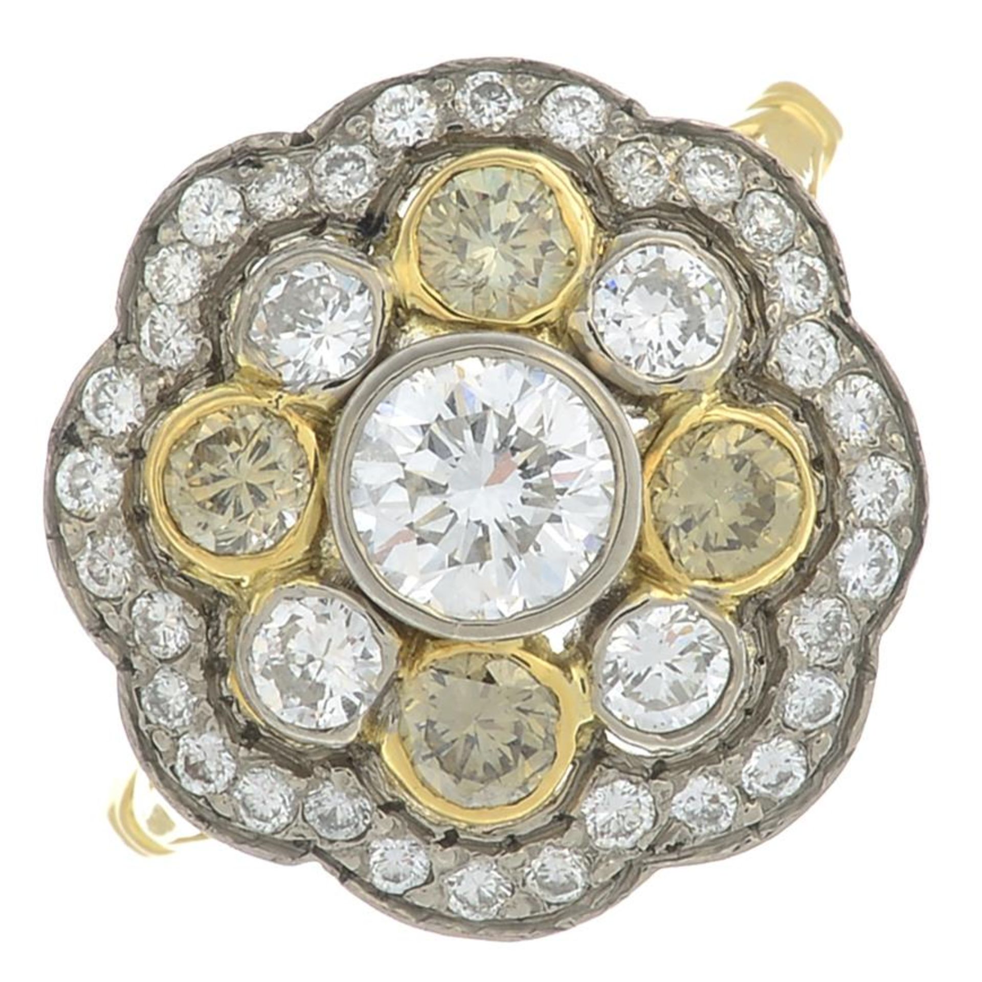 A brilliant-cut 'yellow' diamond and brilliant-cut diamond cluster ring.Estimated total diamond - Bild 4 aus 5