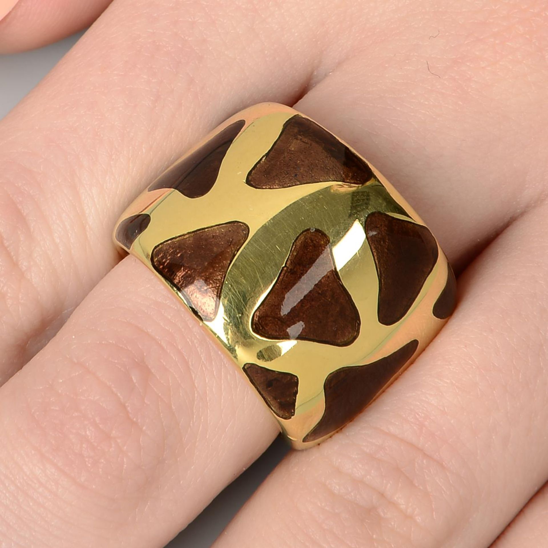 An 18ct gold brown enamel 'Giraffe' ring, by Roberto Coin.Hallmarks for Birmingham.