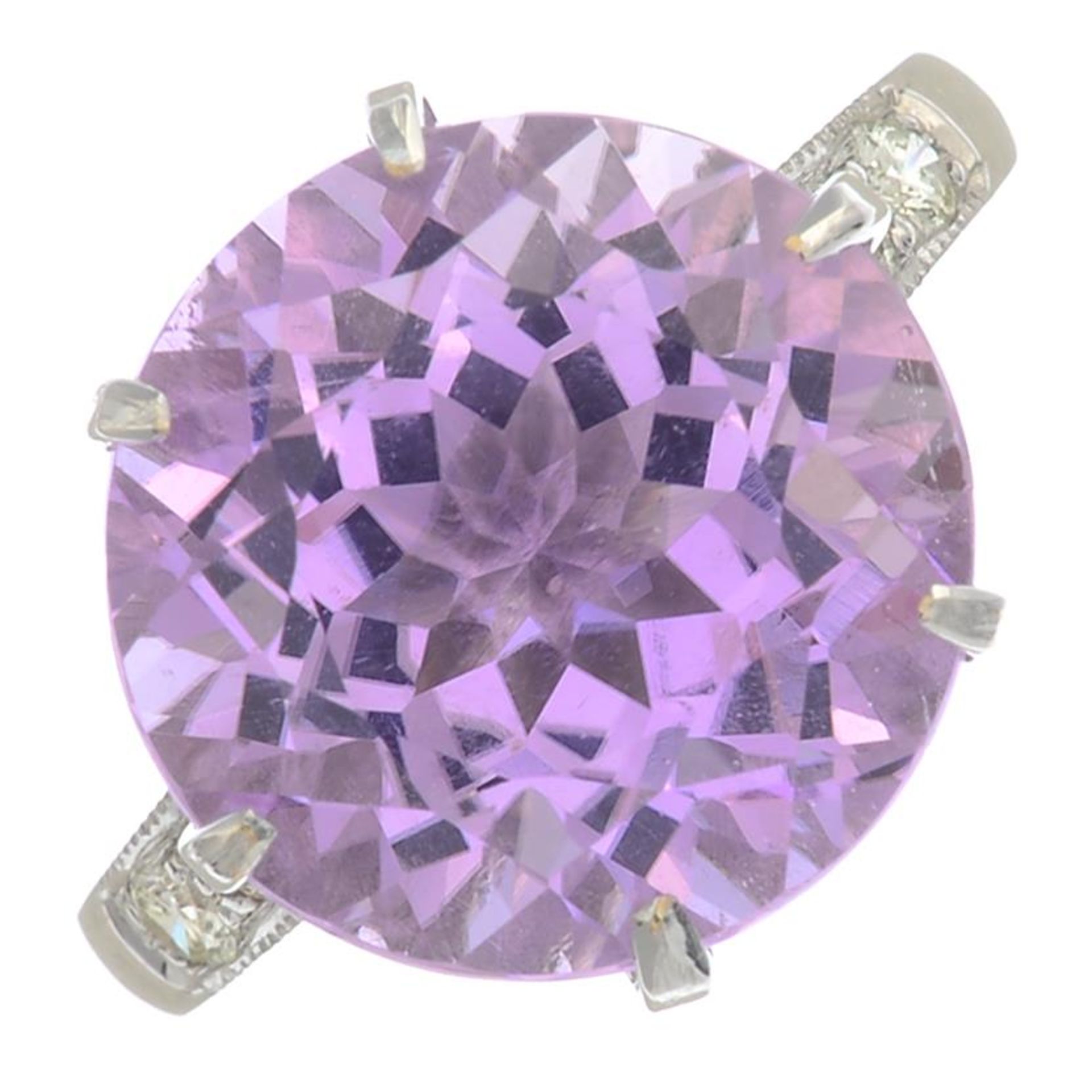 A kunzite single-stone ring, with diamond shoulders. - Image 4 of 6