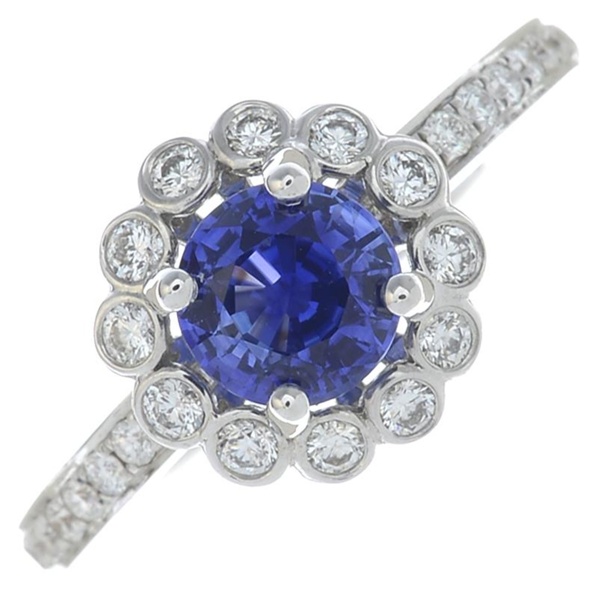 An 18ct gold sapphire and brilliant-cut diamond cluster ring.Sapphire estimated diameter - Bild 4 aus 5