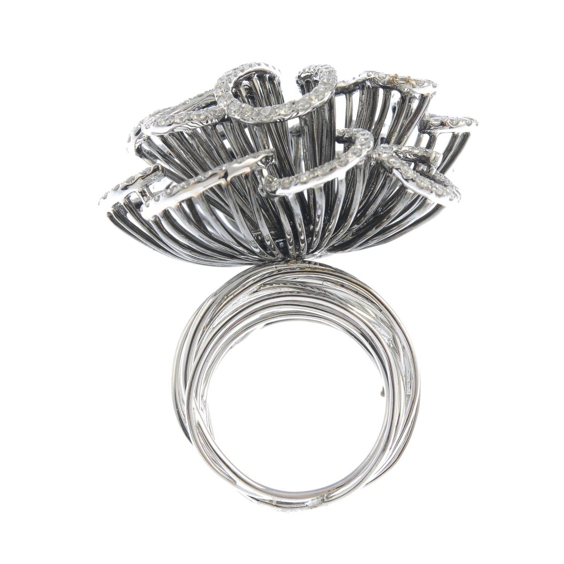 A diamond abstract floral dress ring. - Bild 2 aus 5