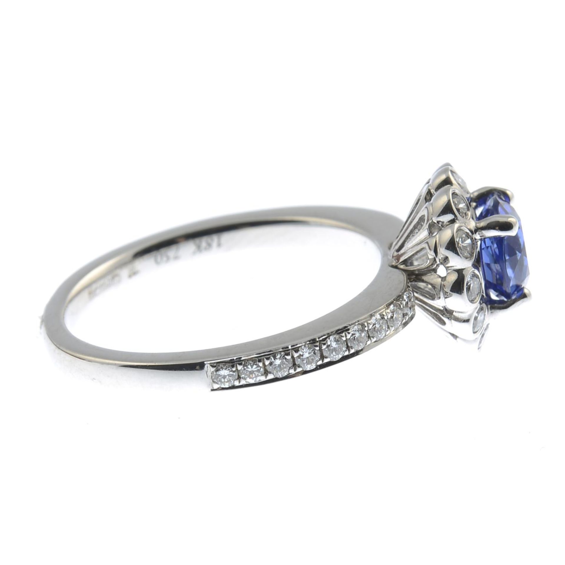 An 18ct gold sapphire and brilliant-cut diamond cluster ring.Sapphire estimated diameter - Bild 3 aus 5