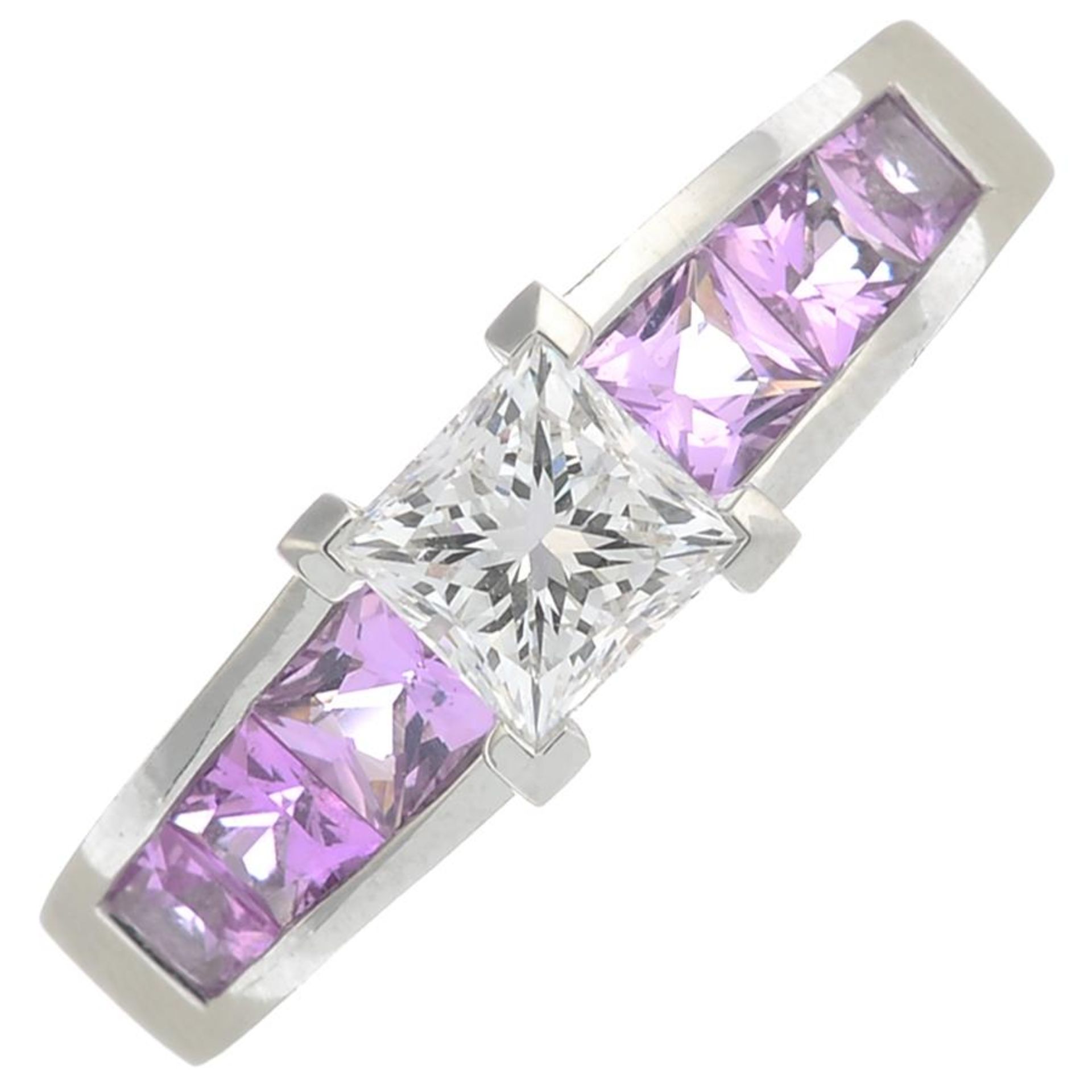 A platinum diamond single-stone ring, with square-shape pink sapphire line gallery and shoulders. - Bild 4 aus 5