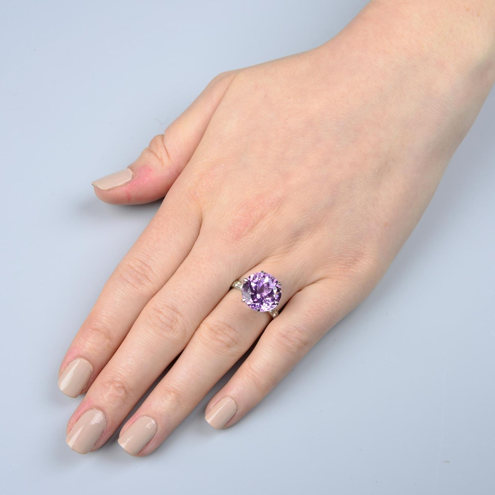 A kunzite single-stone ring, with diamond shoulders. - Image 5 of 6