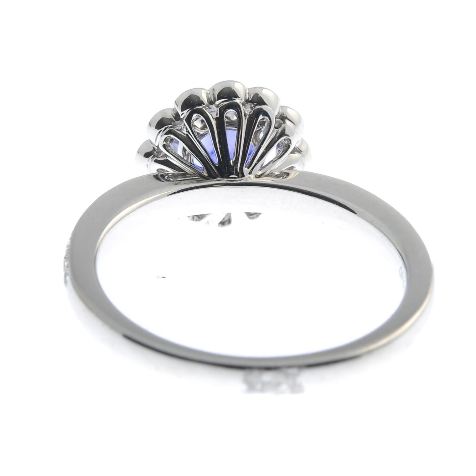 An 18ct gold sapphire and brilliant-cut diamond cluster ring.Sapphire estimated diameter - Bild 2 aus 5