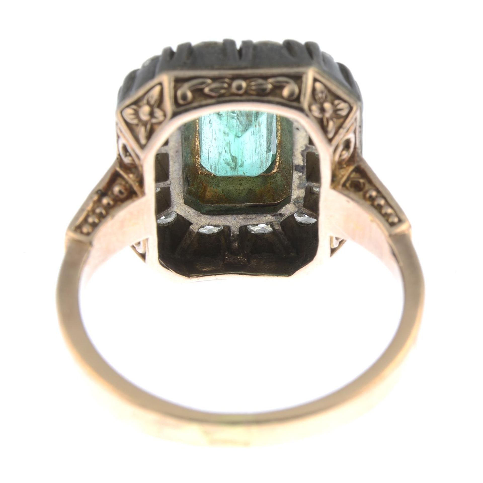 An emerald and brilliant-cut diamond cluster ring. - Bild 3 aus 5
