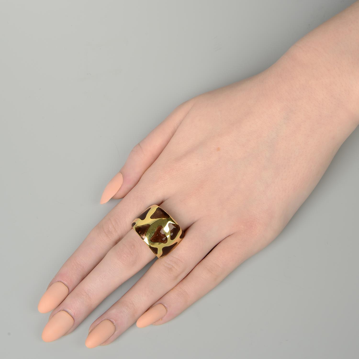 An 18ct gold brown enamel 'Giraffe' ring, by Roberto Coin.Hallmarks for Birmingham. - Image 3 of 5
