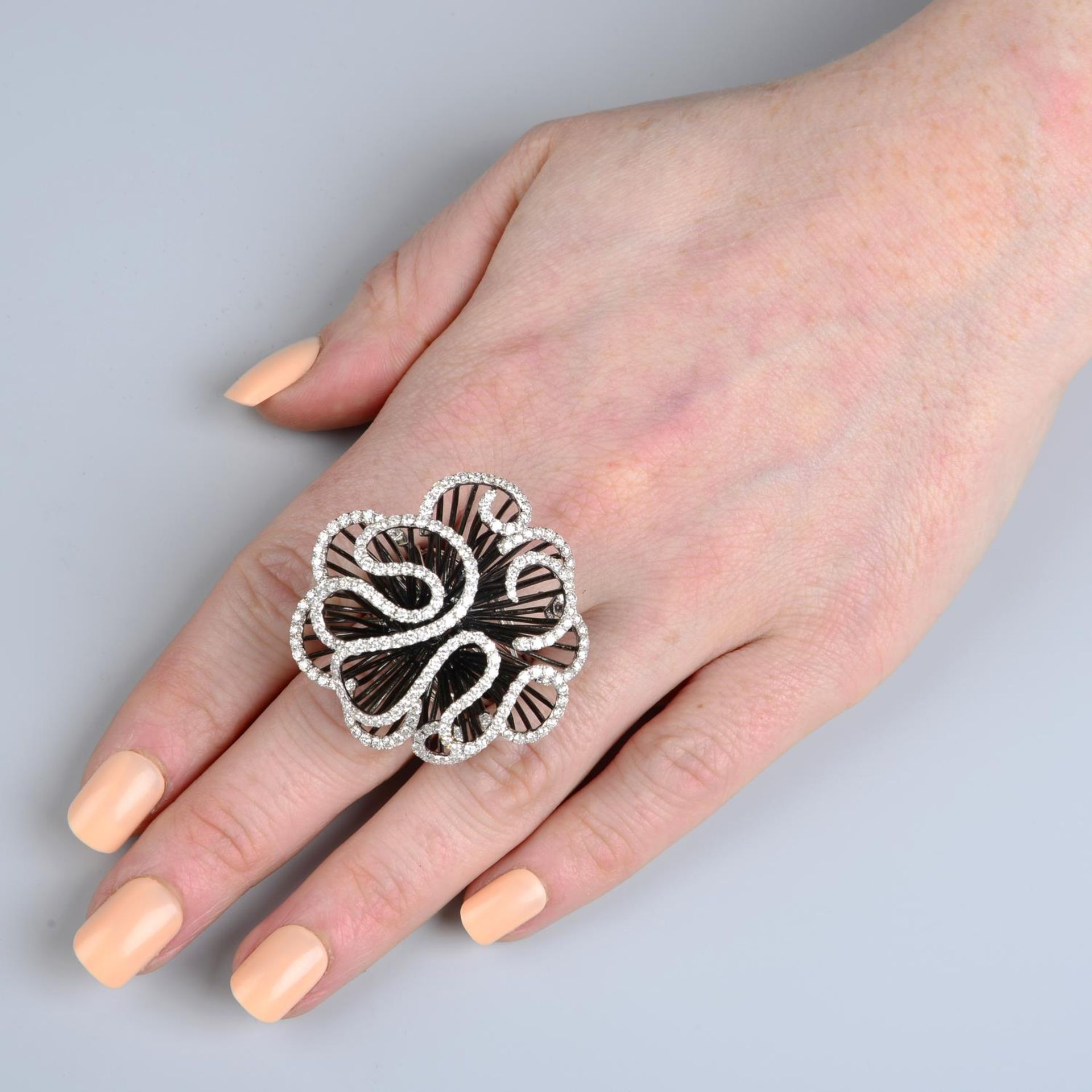 A diamond abstract floral dress ring. - Bild 5 aus 5