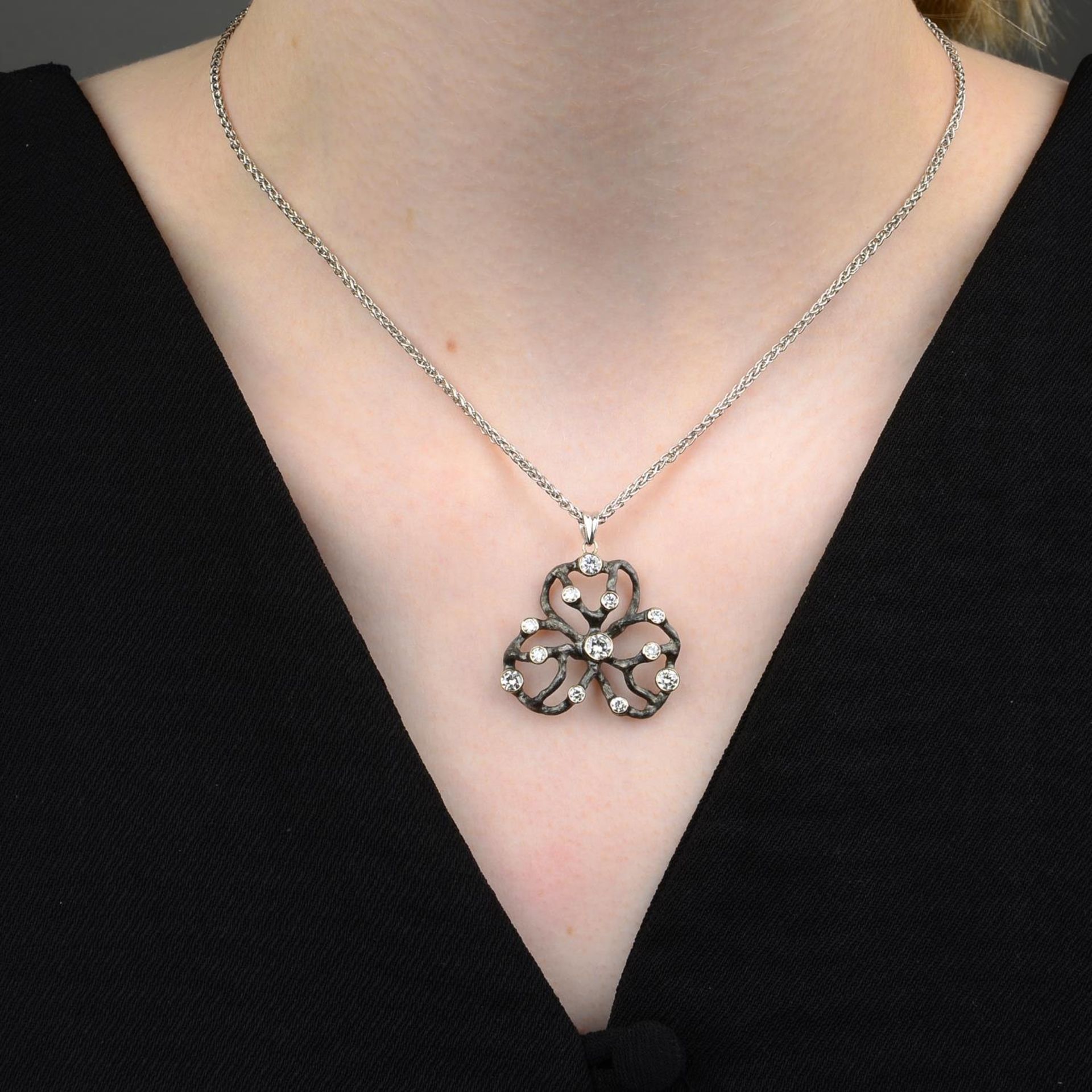 An 18ct gold brilliant-cut diamond stylised clover pendant, with spiga-link chain. - Bild 5 aus 5