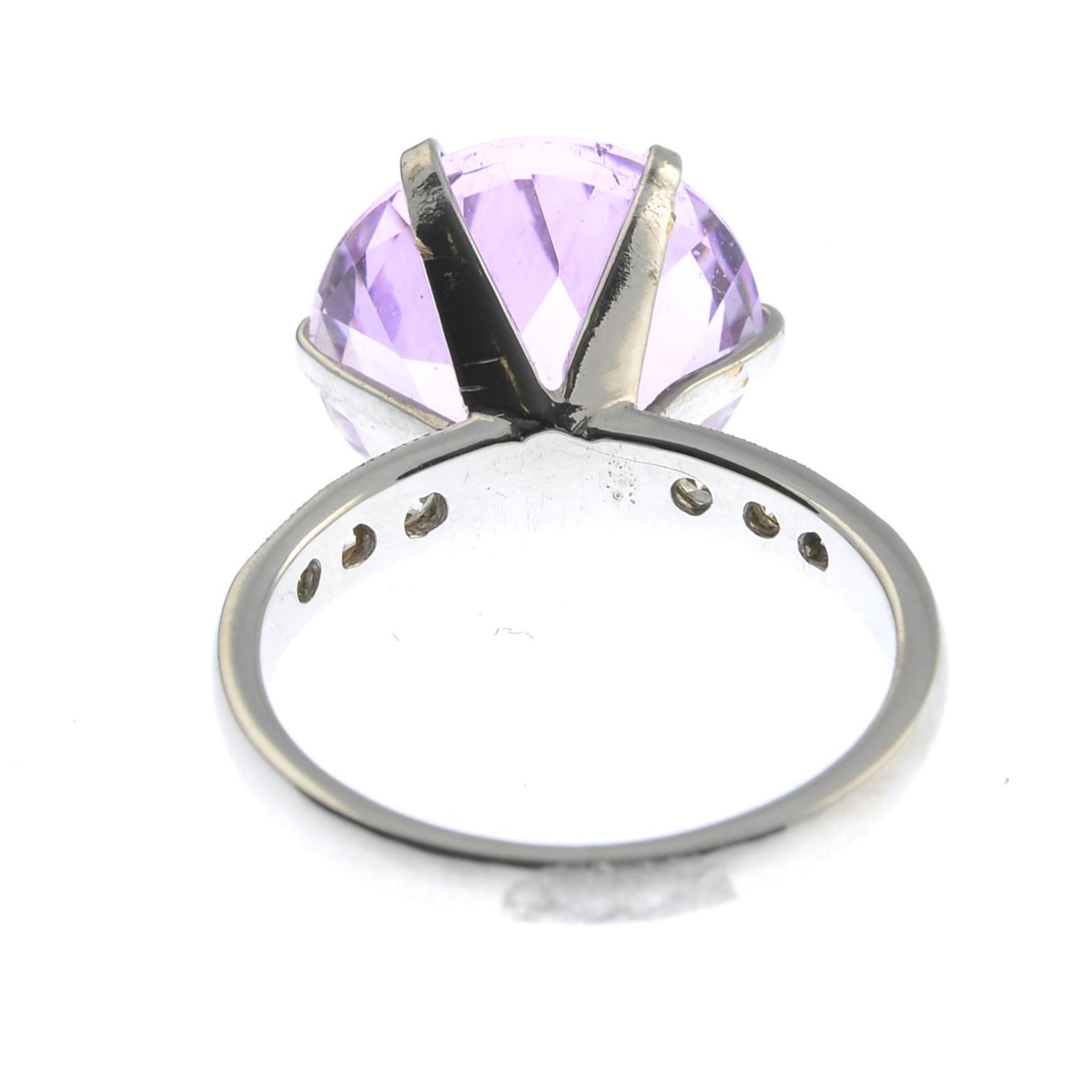 A kunzite single-stone ring, with diamond shoulders. - Image 2 of 6