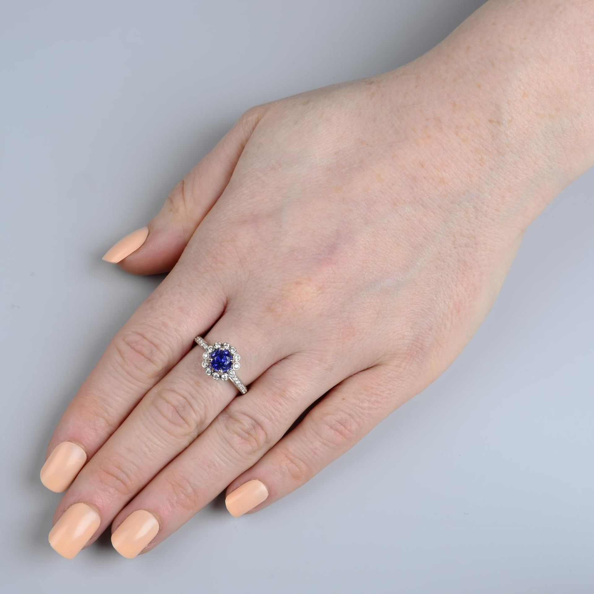 An 18ct gold sapphire and brilliant-cut diamond cluster ring.Sapphire estimated diameter - Bild 5 aus 5
