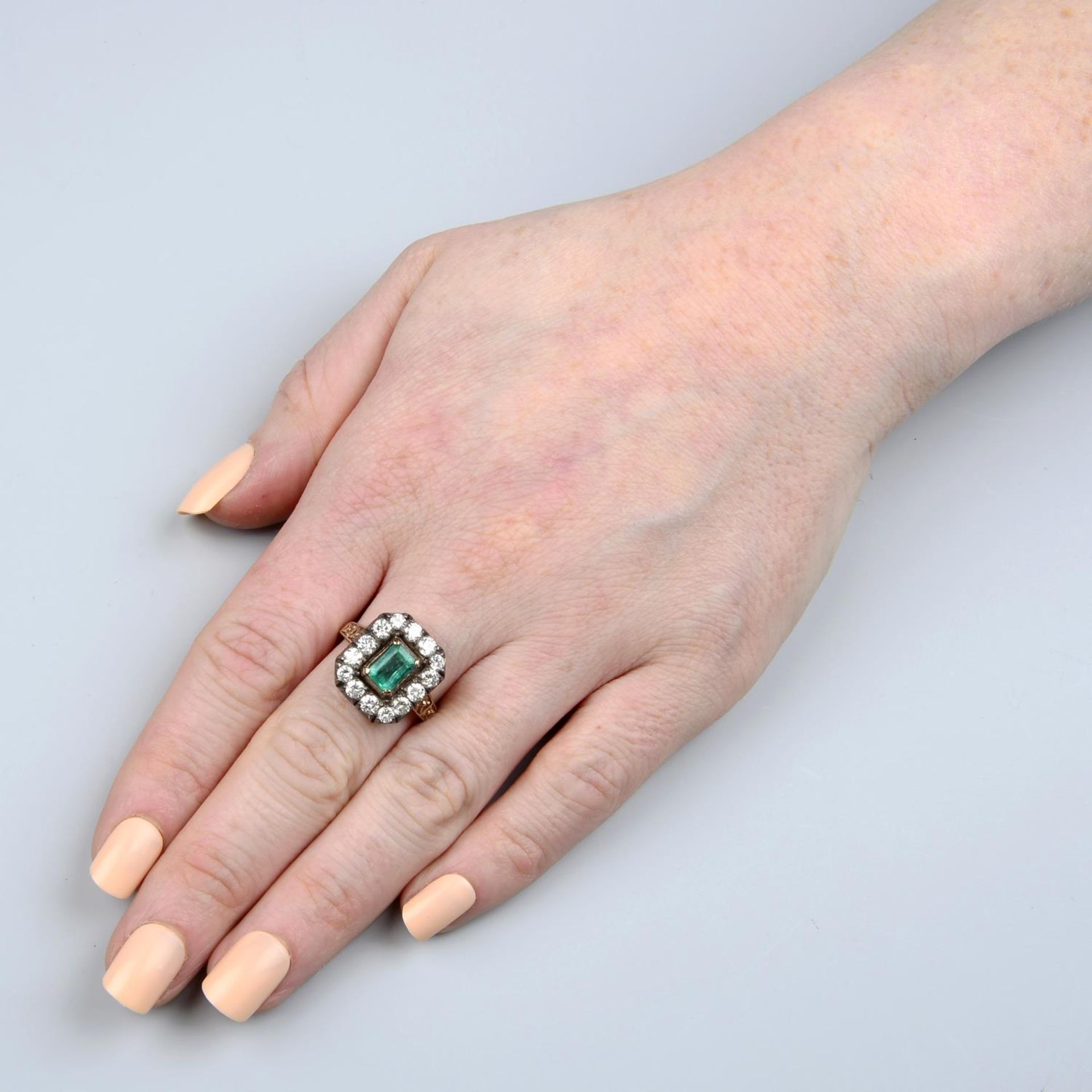 An emerald and brilliant-cut diamond cluster ring. - Bild 5 aus 5