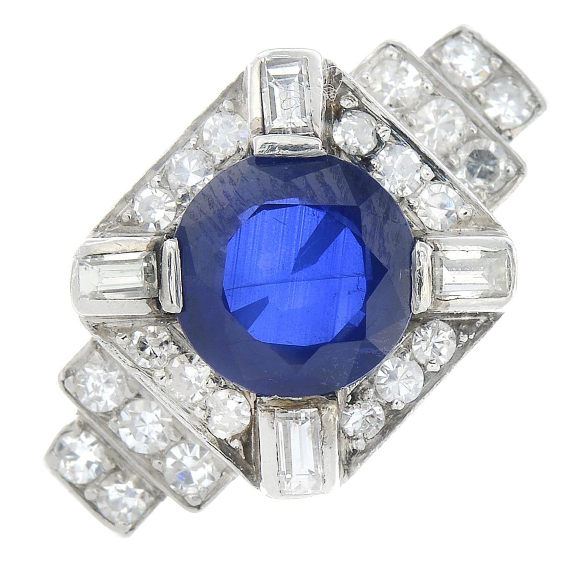 An Art Deco platinum sapphire and vari-cut diamond dress ring.Sapphire calculated weight 2.07cts, - Bild 4 aus 5