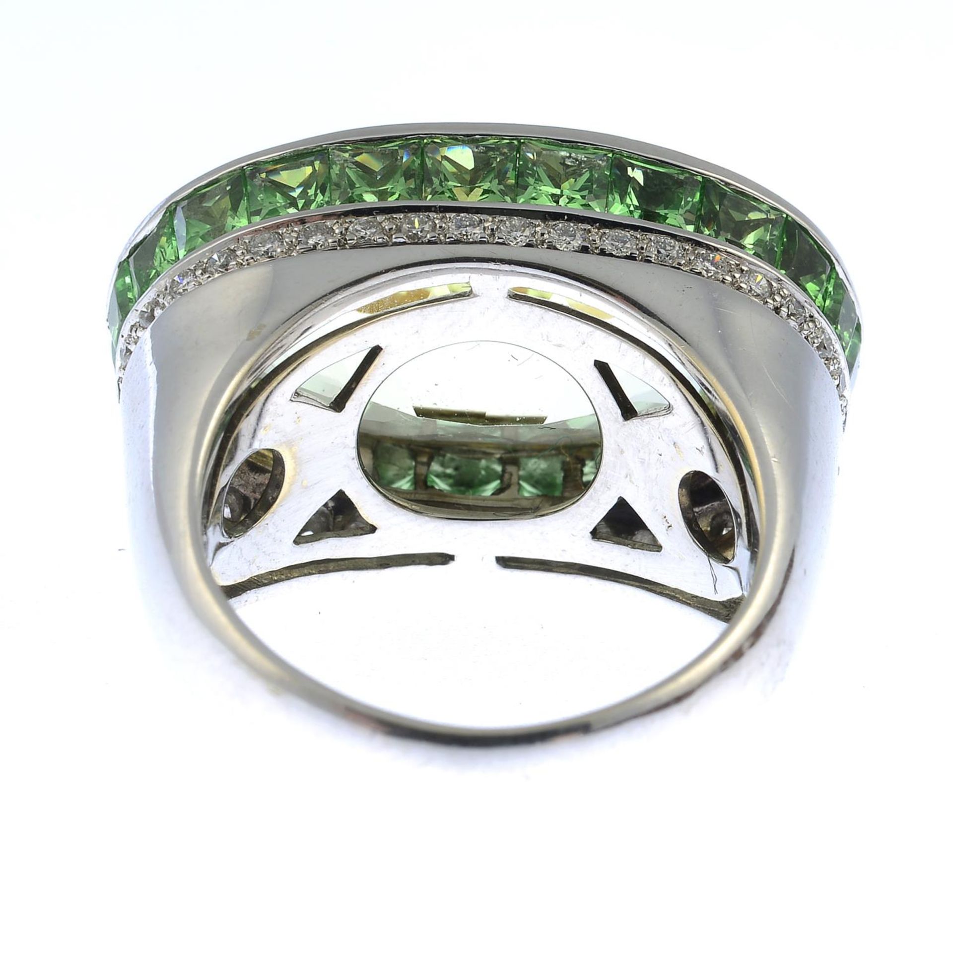 An 18ct gold prasiolite, diamond and tsavorite garnet dress ring. - Bild 5 aus 9