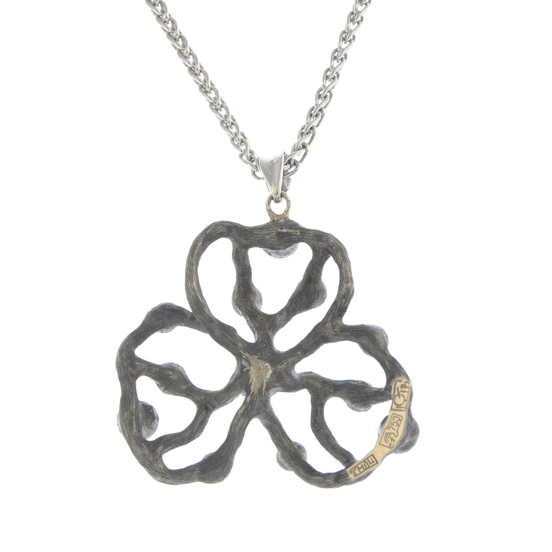 An 18ct gold brilliant-cut diamond stylised clover pendant, with spiga-link chain. - Bild 2 aus 5