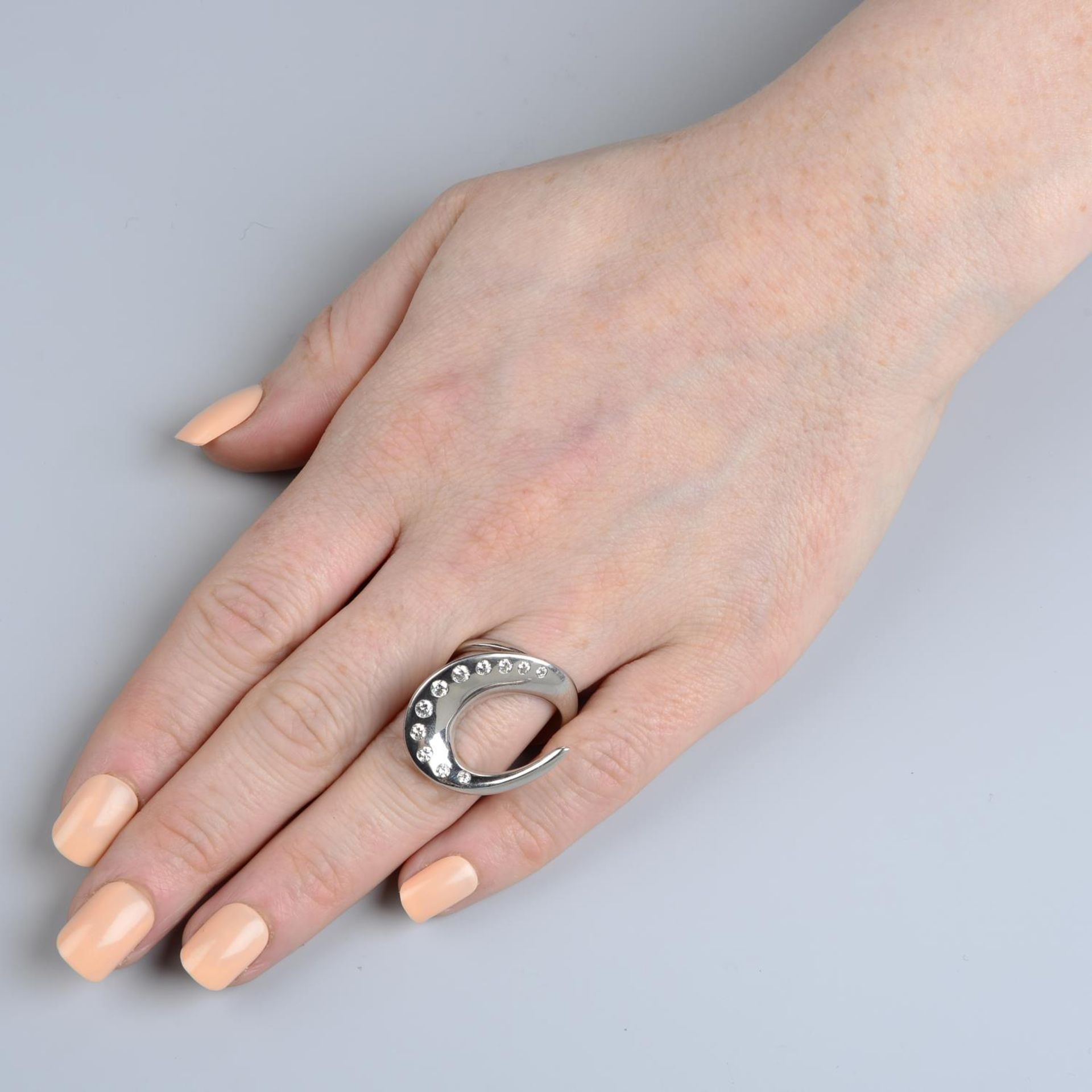 A platinum diamond 'Serenity' ring, by Sarah Jordan. - Bild 6 aus 6