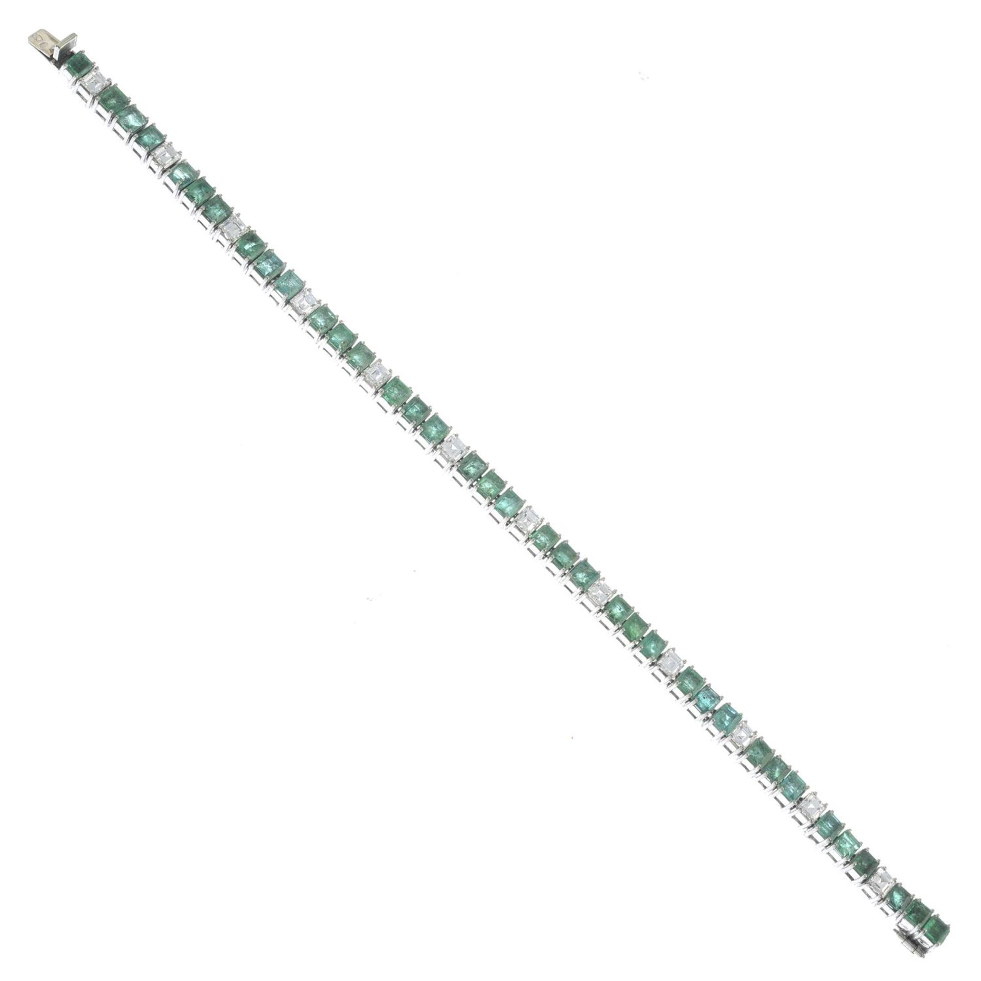 An emerald bracelet, with square-shape diamond highlights. - Image 2 of 4