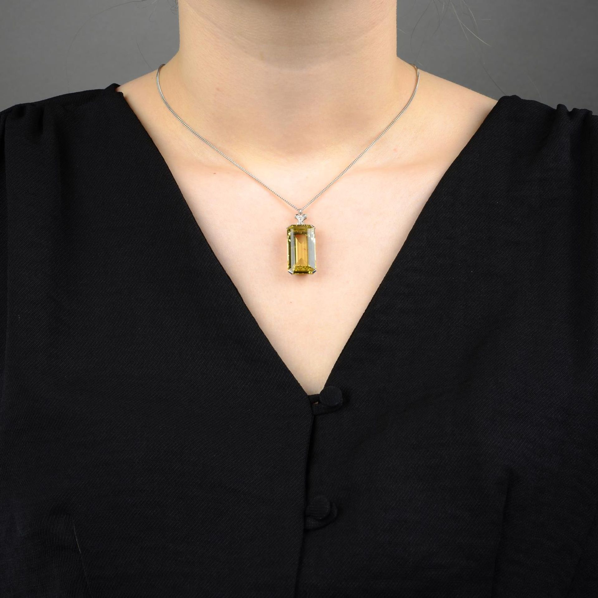 A heliodor and diamond pendant, on chain. - Bild 5 aus 5