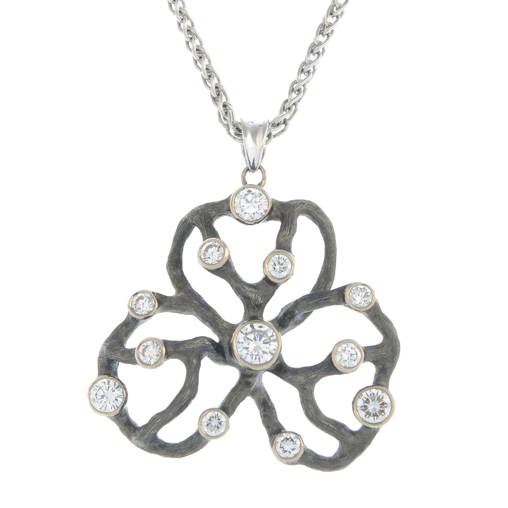 An 18ct gold brilliant-cut diamond stylised clover pendant, with spiga-link chain. - Bild 4 aus 5