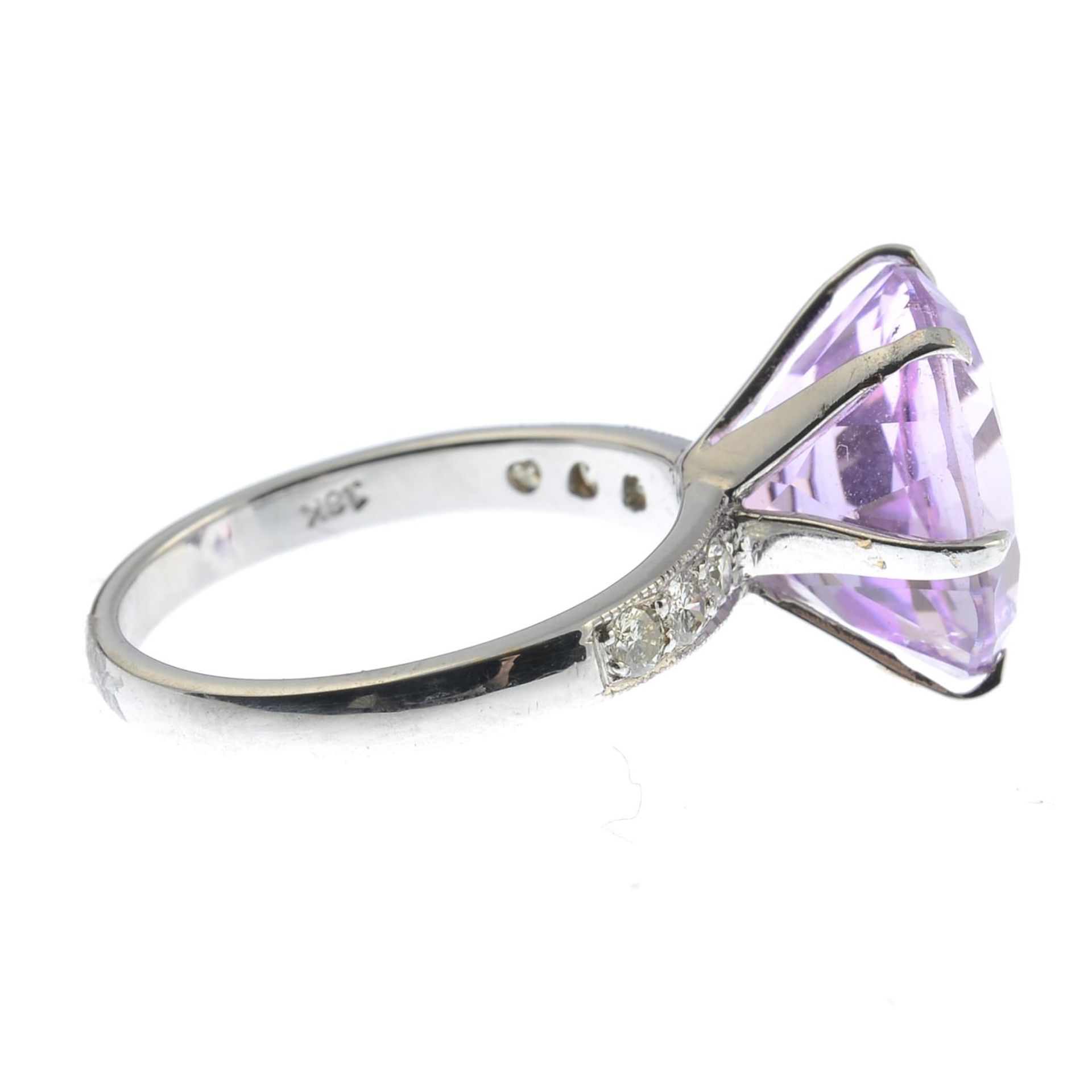 A kunzite single-stone ring, with diamond shoulders. - Image 3 of 6