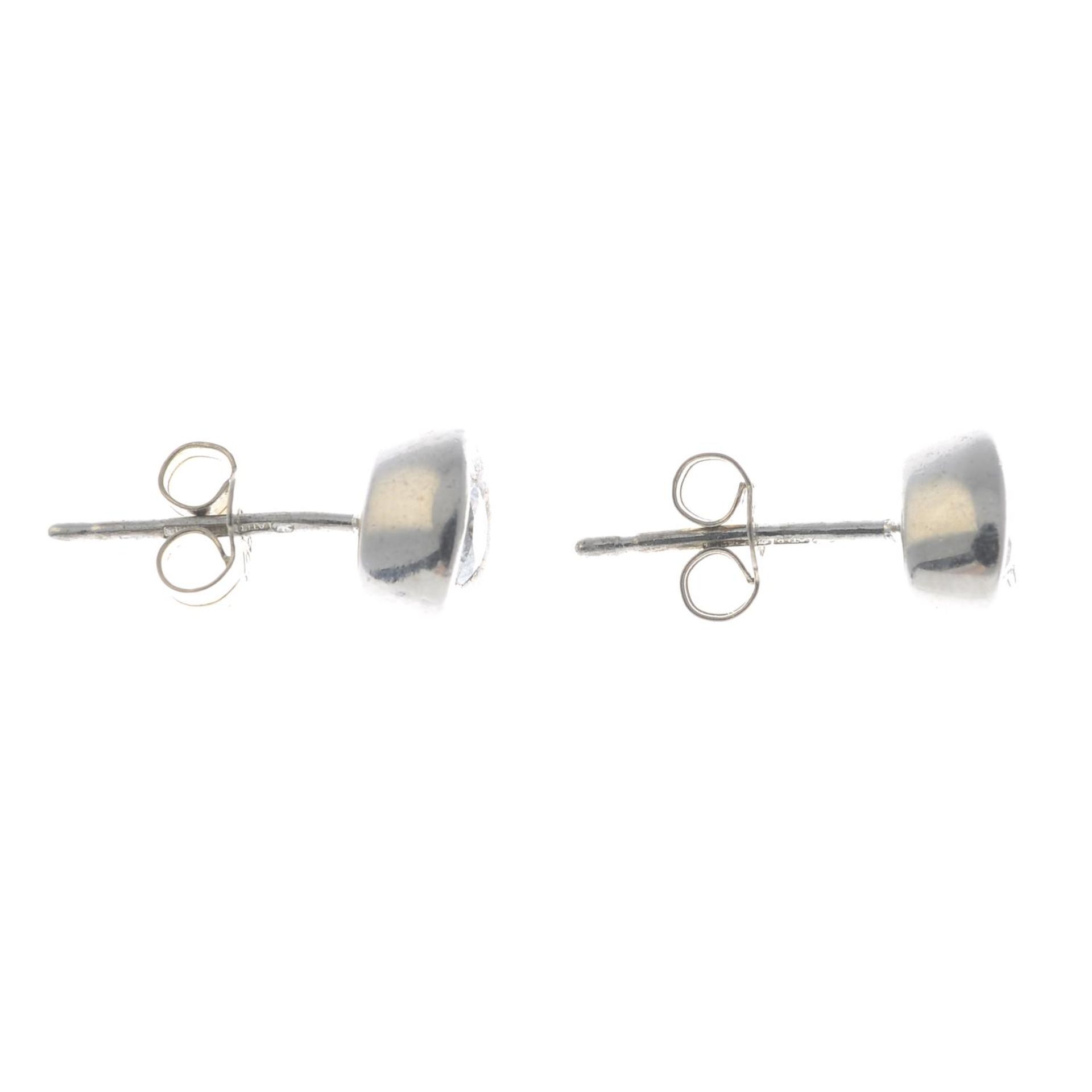 A pair of 18ct gold diamond single-stone stud earrings.Estimated total diamond weight 0.30ct, - Bild 2 aus 2