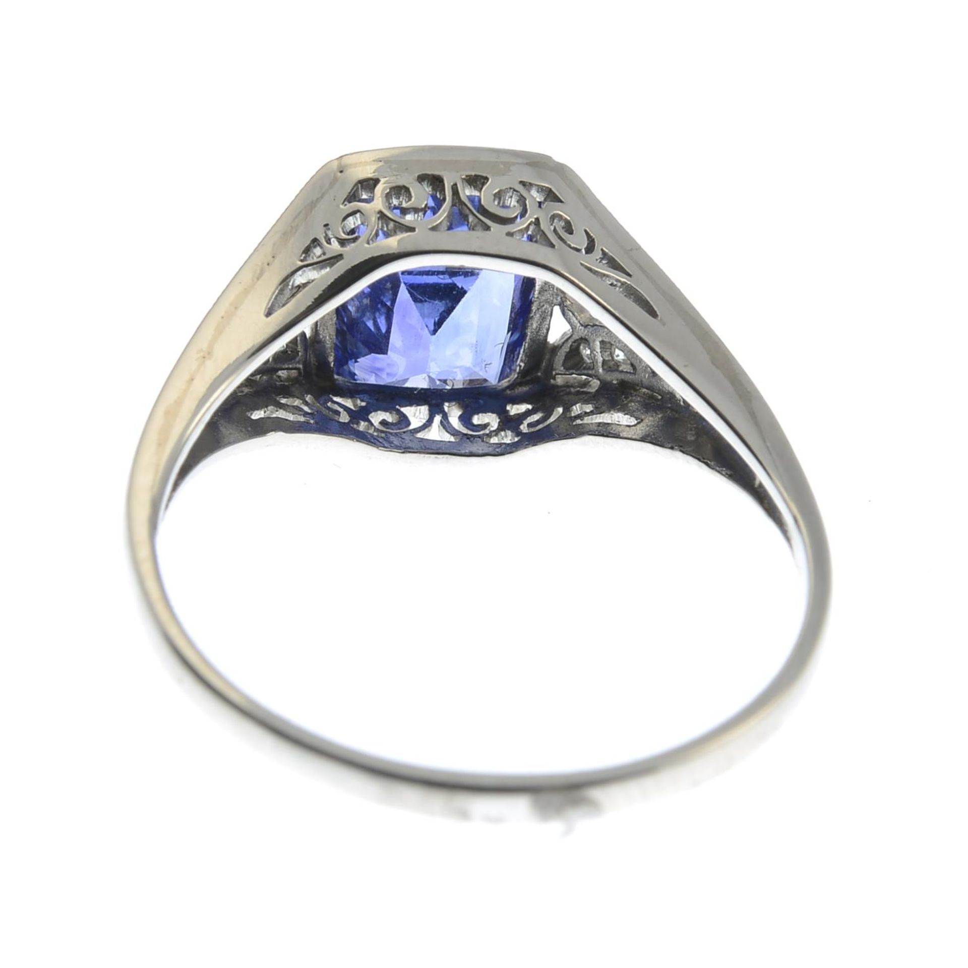 A rectangular-shape sapphire and brilliant-cut diamond dress ring.Sapphire calculated weight - Bild 2 aus 2