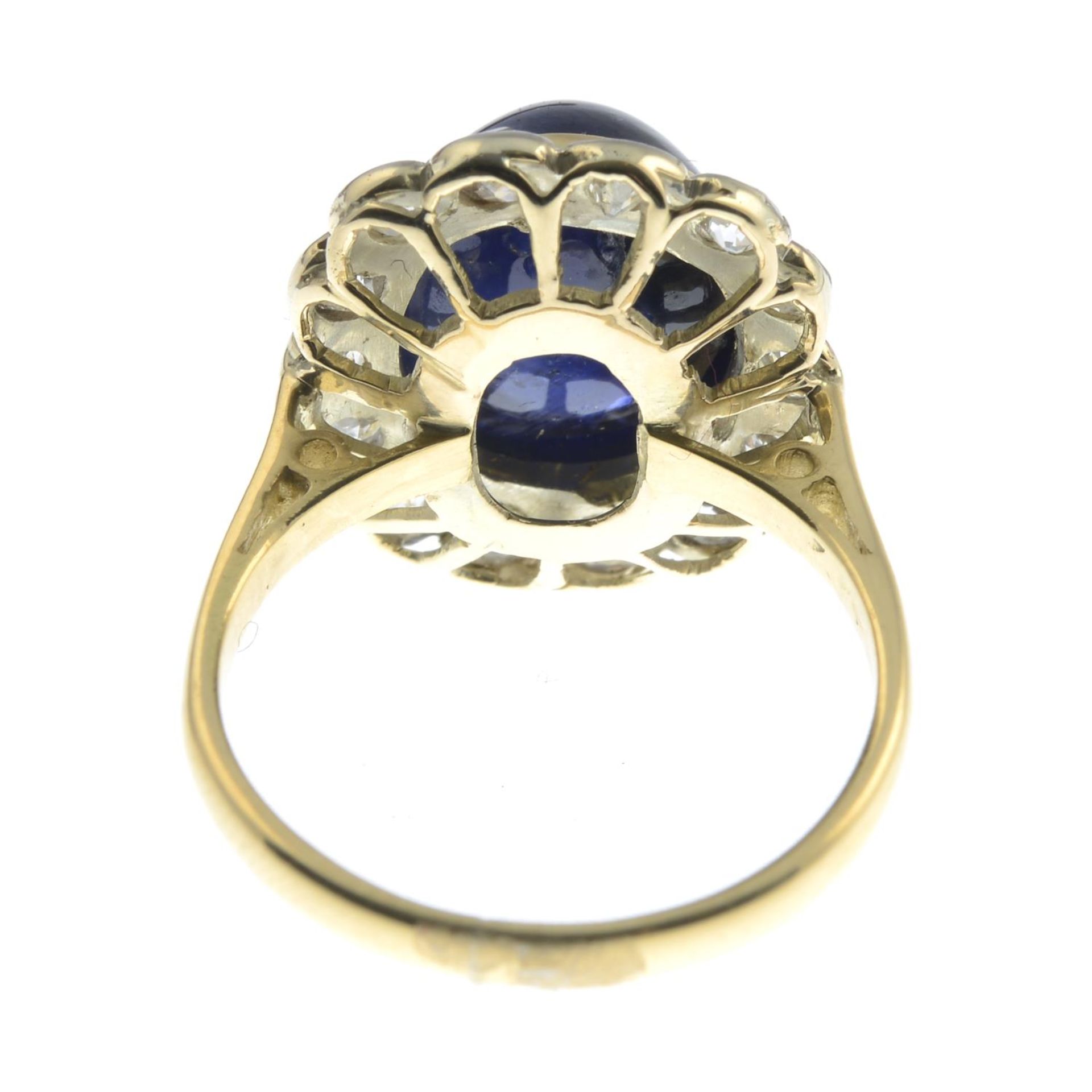 A sapphire cabochon and old-cut diamond cluster ring.Sapphire calculated weight 9.76cts, - Bild 2 aus 3