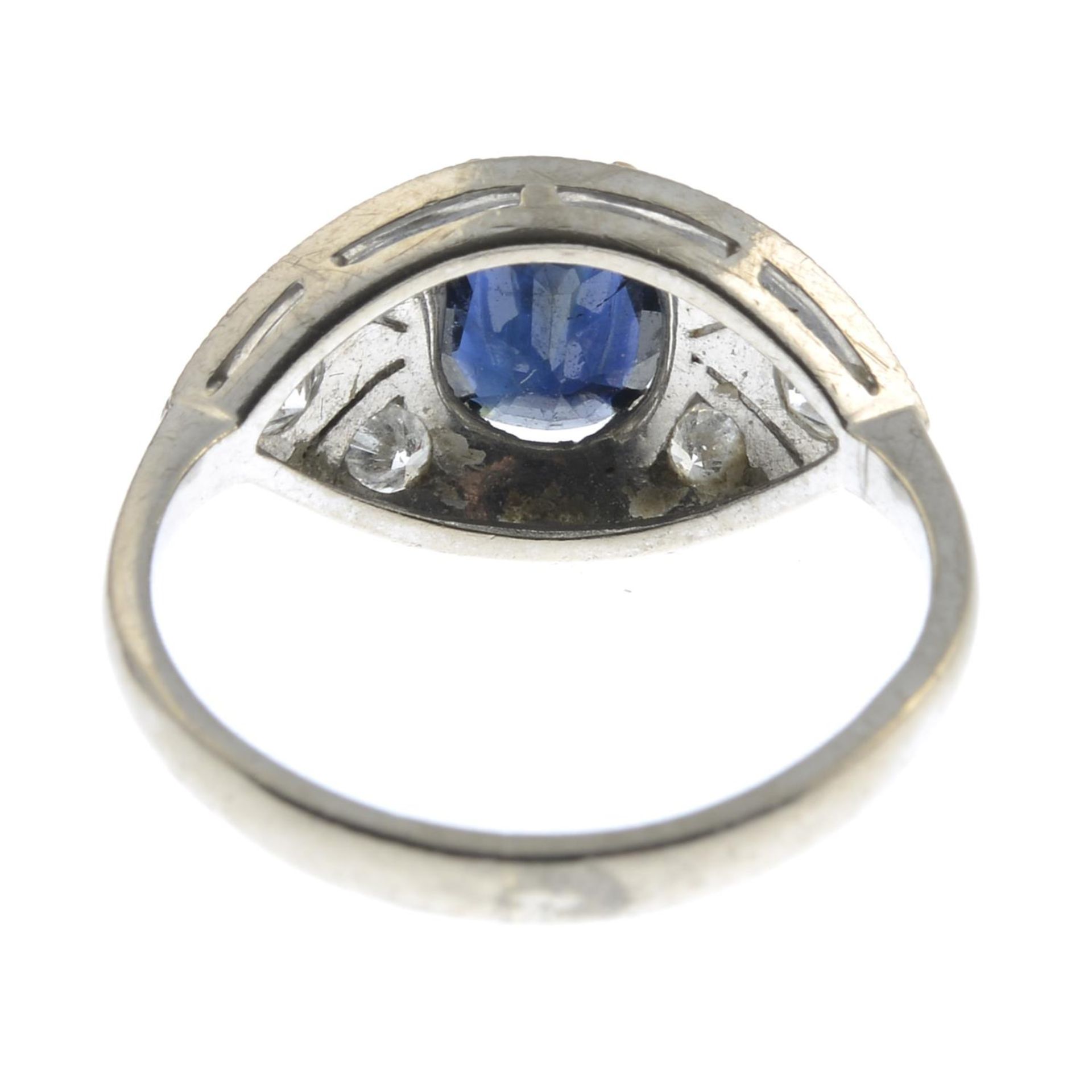 A sapphire and brilliant-cut diamond ring.Sapphire calculated dimensions 1.33cts, - Bild 2 aus 3