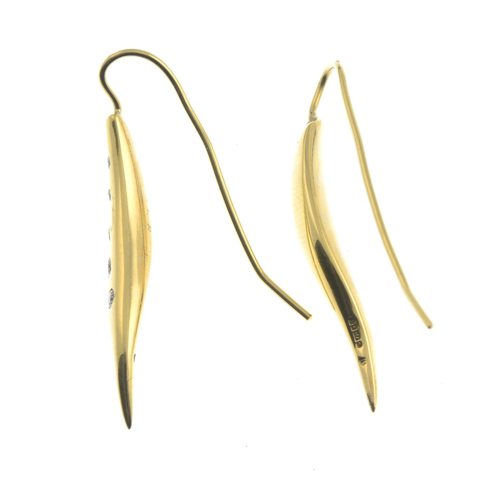 A pair of 18ct gold brilliant-cut diamond curved earrings.Estimated total diamond weight - Bild 2 aus 2
