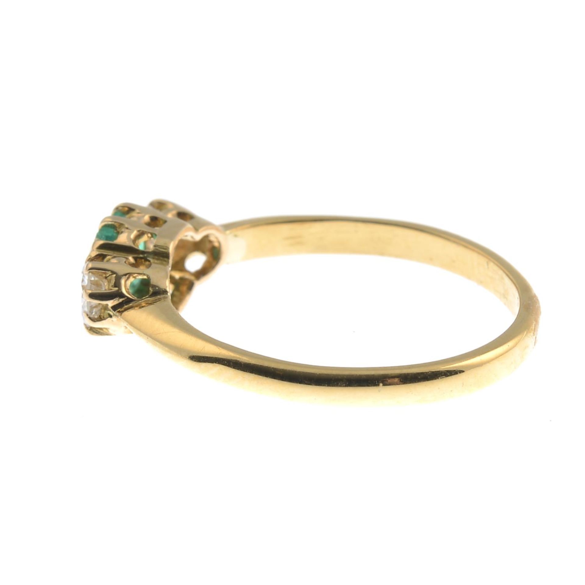 An emerald and brilliant-cut diamond three-stone ring.Emerald calculated weight 0.22ct, - Bild 3 aus 3