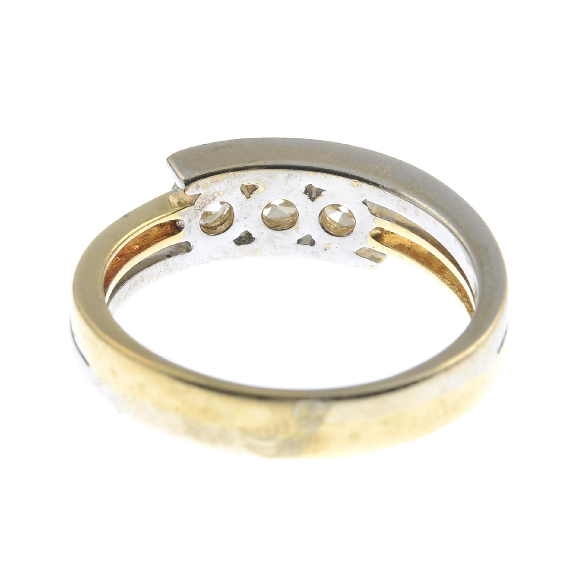 An 18ct gold brilliant-cut diamond three-stone ring.Estimated total diamond weight 0.60ct, - Bild 2 aus 3
