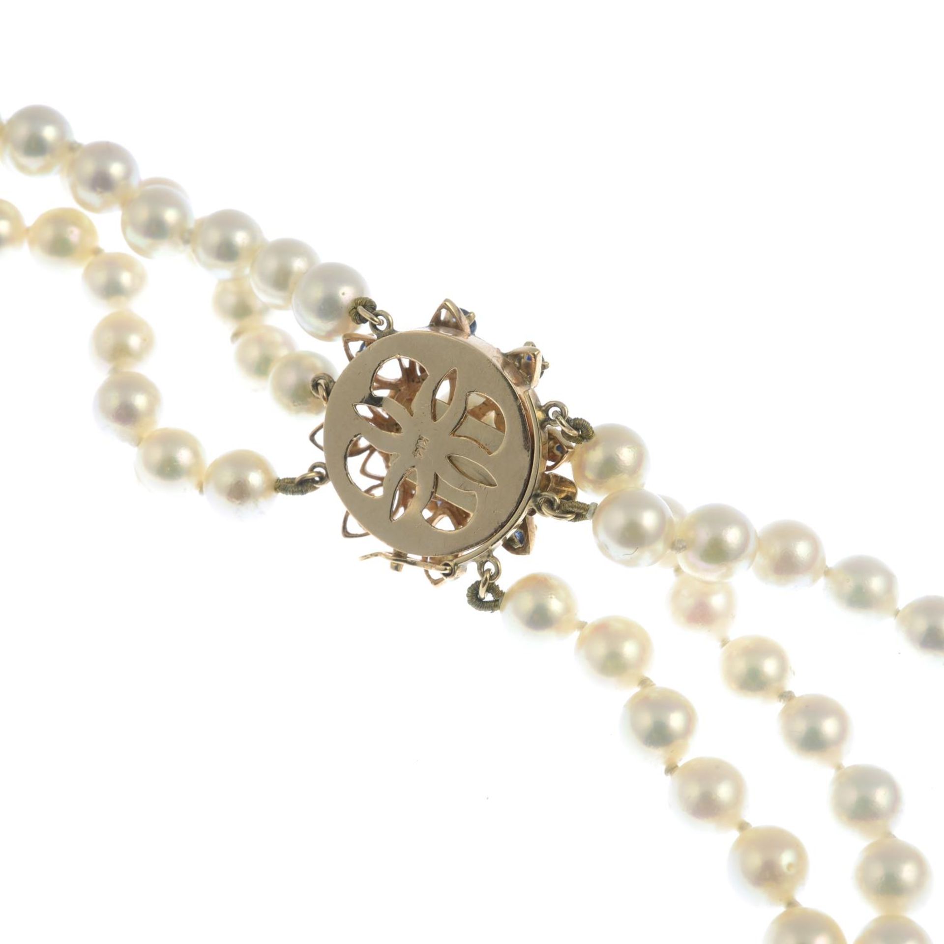 A cultured pearl three-row necklace, with sapphire and cultured pearl cluster clasp. - Bild 3 aus 3