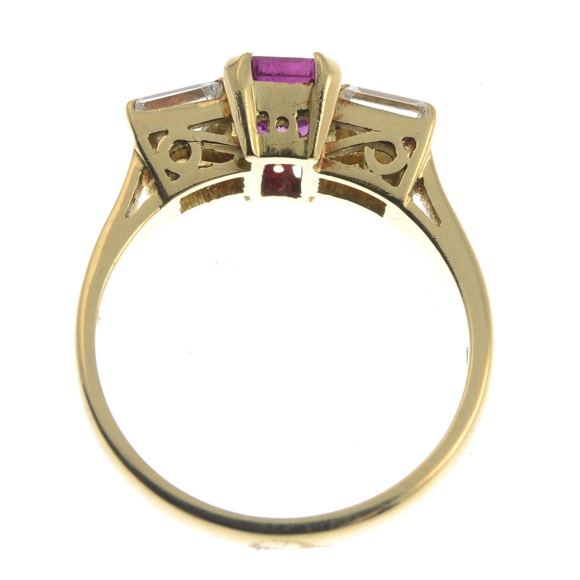 An 18ct gold rectangular-shape ruby and diamond three-stone ring.Ruby calculated weight 1.11cts, - Bild 3 aus 3