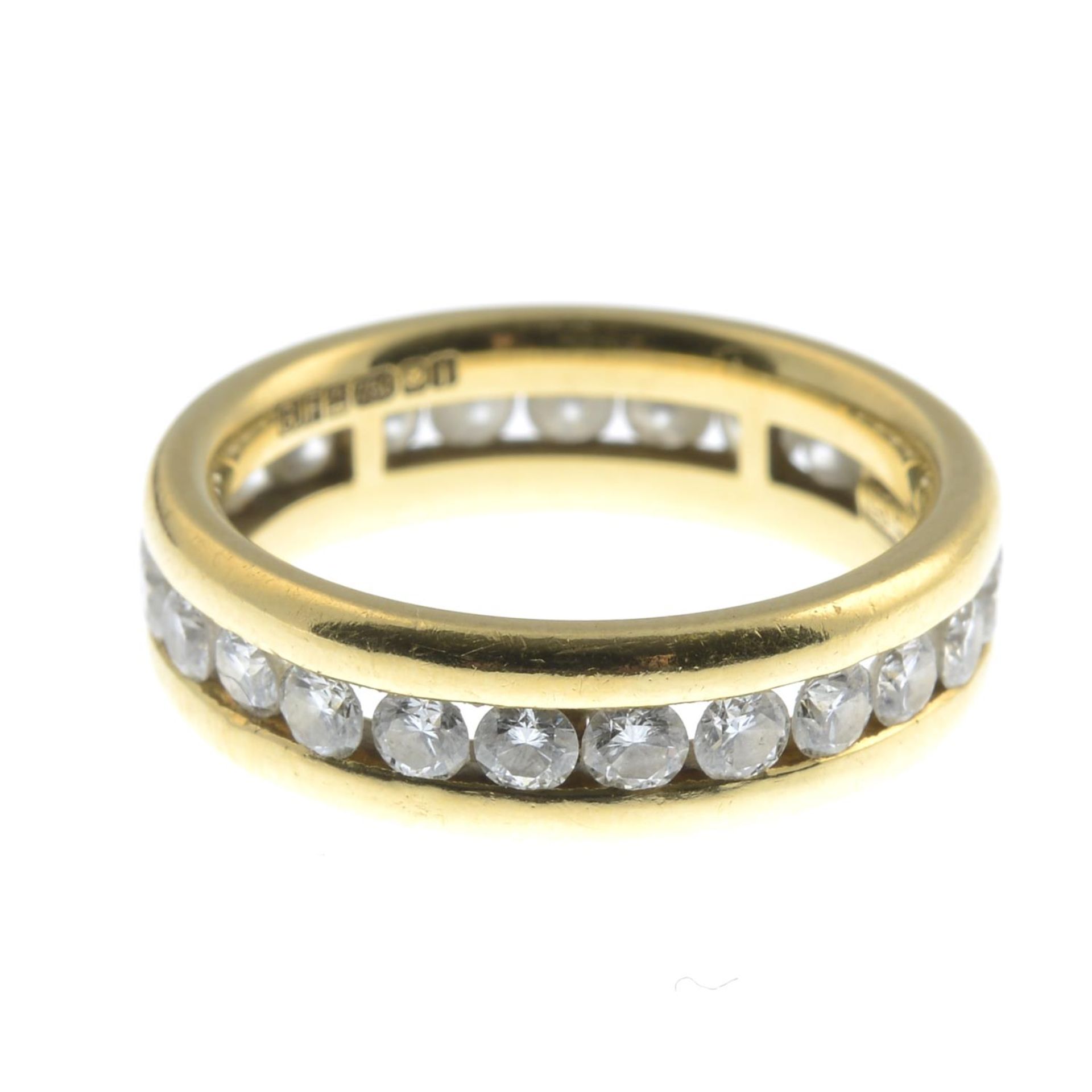 An 18ct gold brilliant-cut diamond full eternity ring.Estimated total diamond weight - Bild 3 aus 3