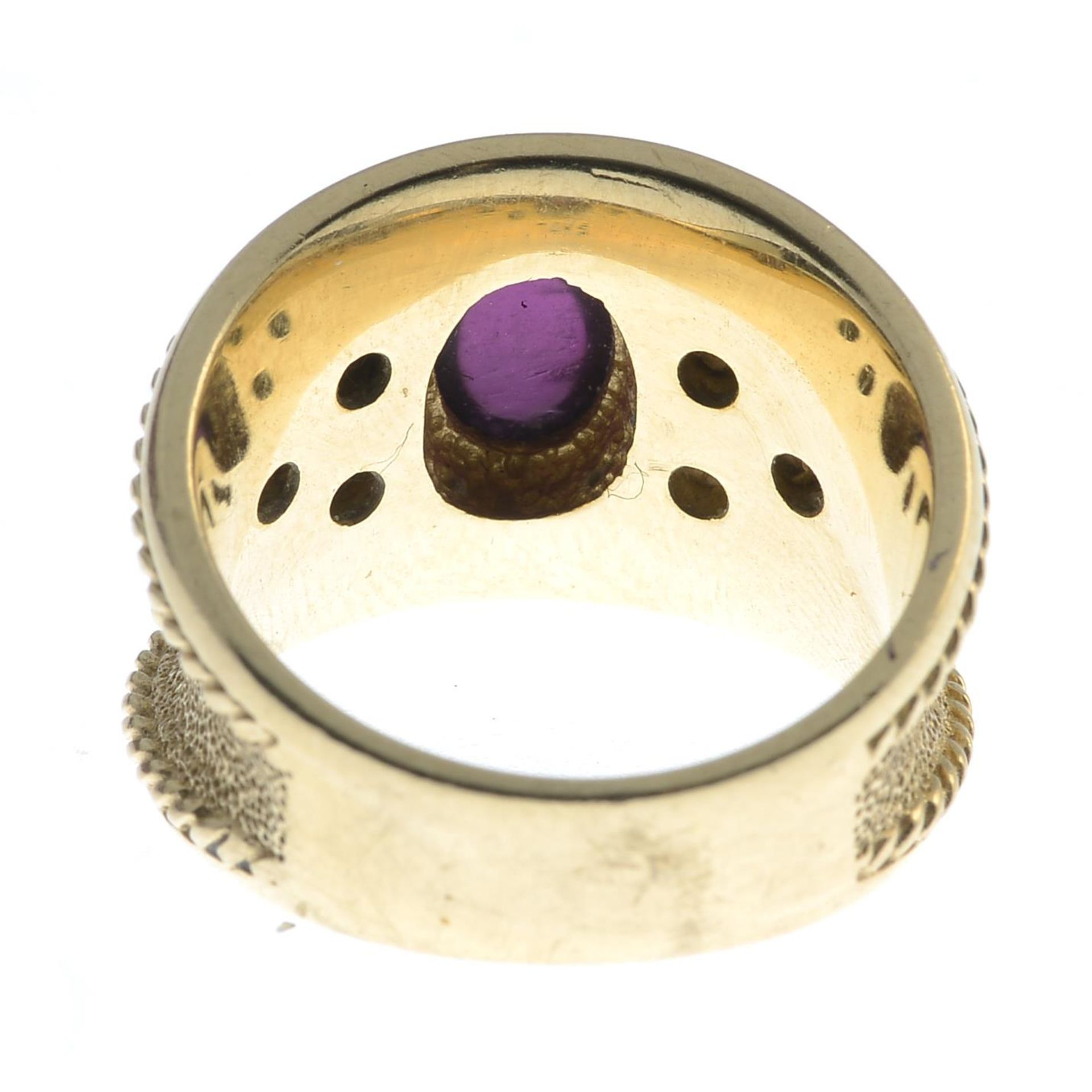 A garnet cabochon dress ring, with brilliant-cut diamond accents. - Bild 2 aus 3