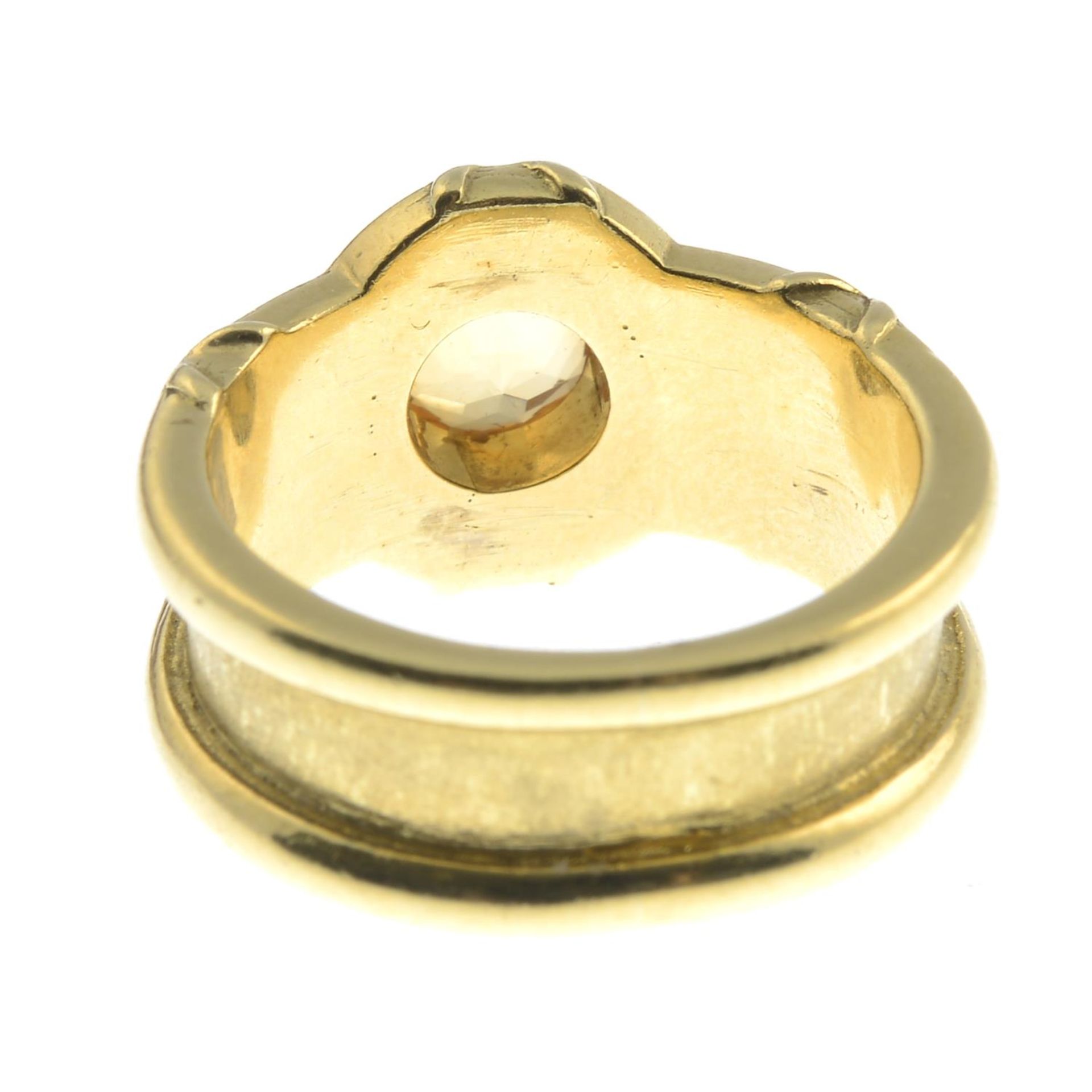 An 18ct gold circular-shape citrine ring, - Bild 2 aus 3