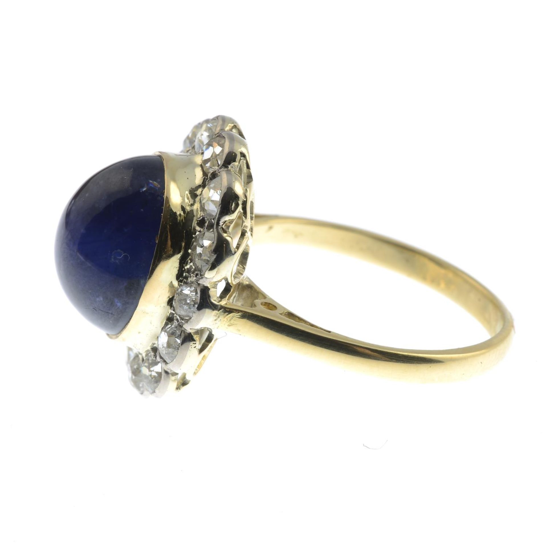 A sapphire cabochon and old-cut diamond cluster ring.Sapphire calculated weight 9.76cts, - Bild 3 aus 3